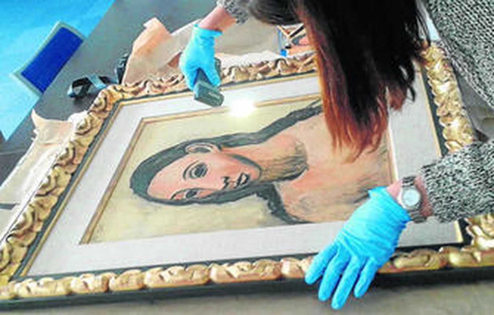 Autoridades españolas revisan el cuadro tras la entrega celebrada ayer en Córcega.