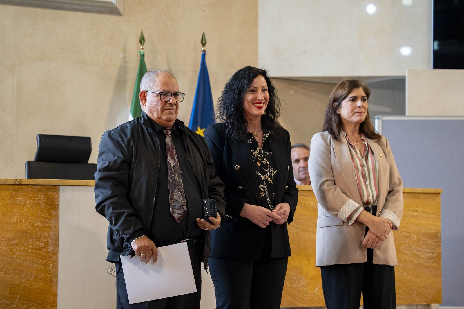 Almería rinde homenaje a su personal municipal con la imposición de los Escudos de Oro