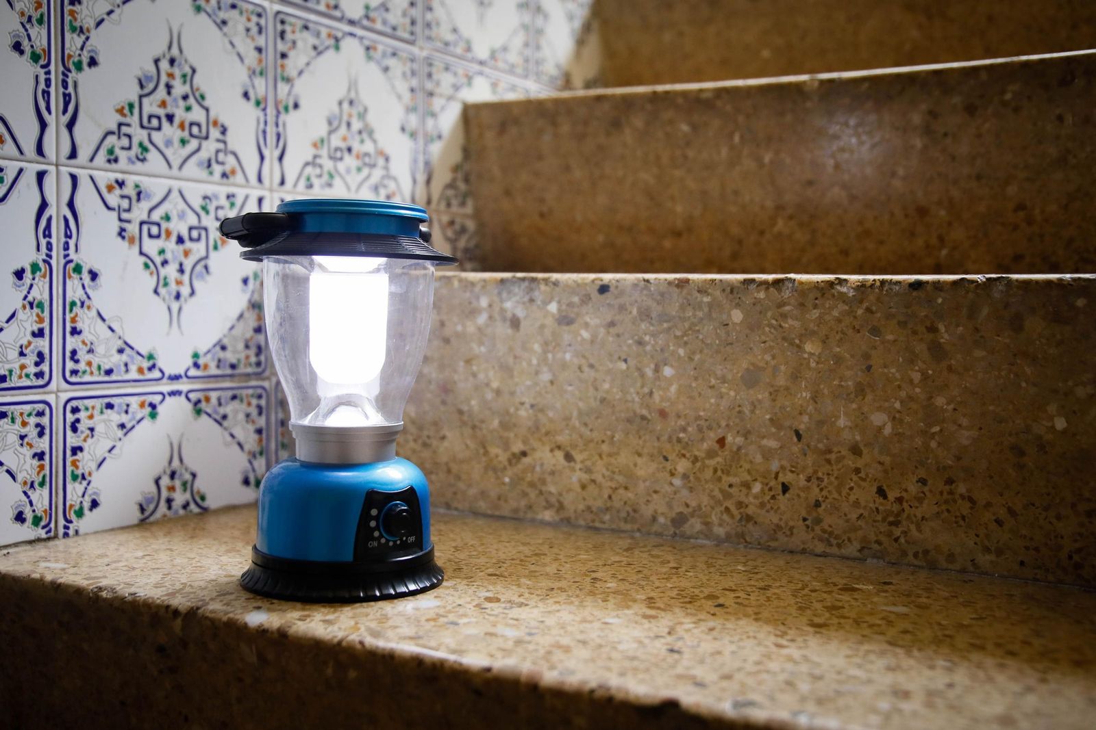 Una lamparita con la que poder alumbrar los peldaños de las escaleras