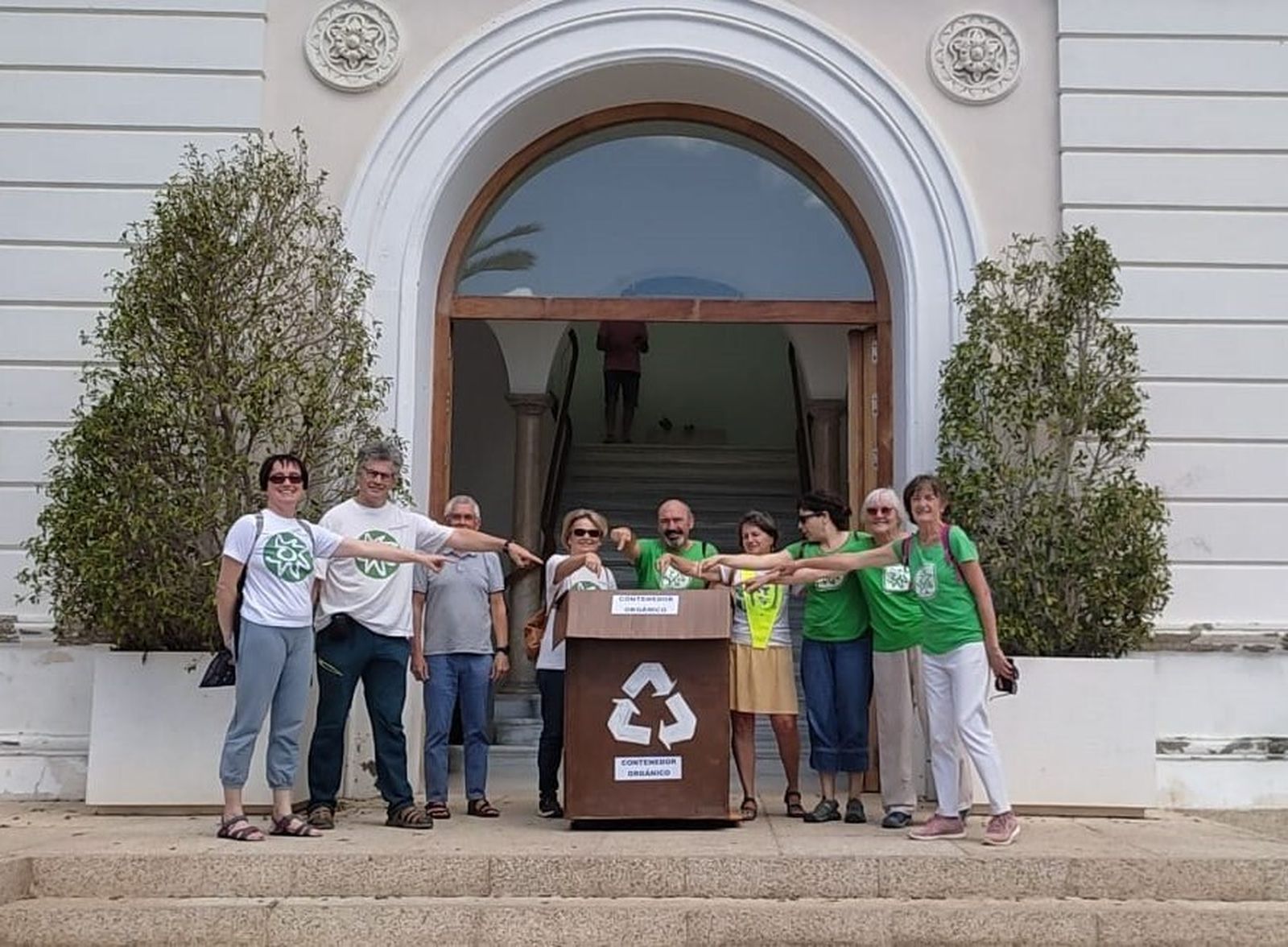 Los ecologistas, a las puertas del Ayuntamiento con un contenedor marrón de cartón.