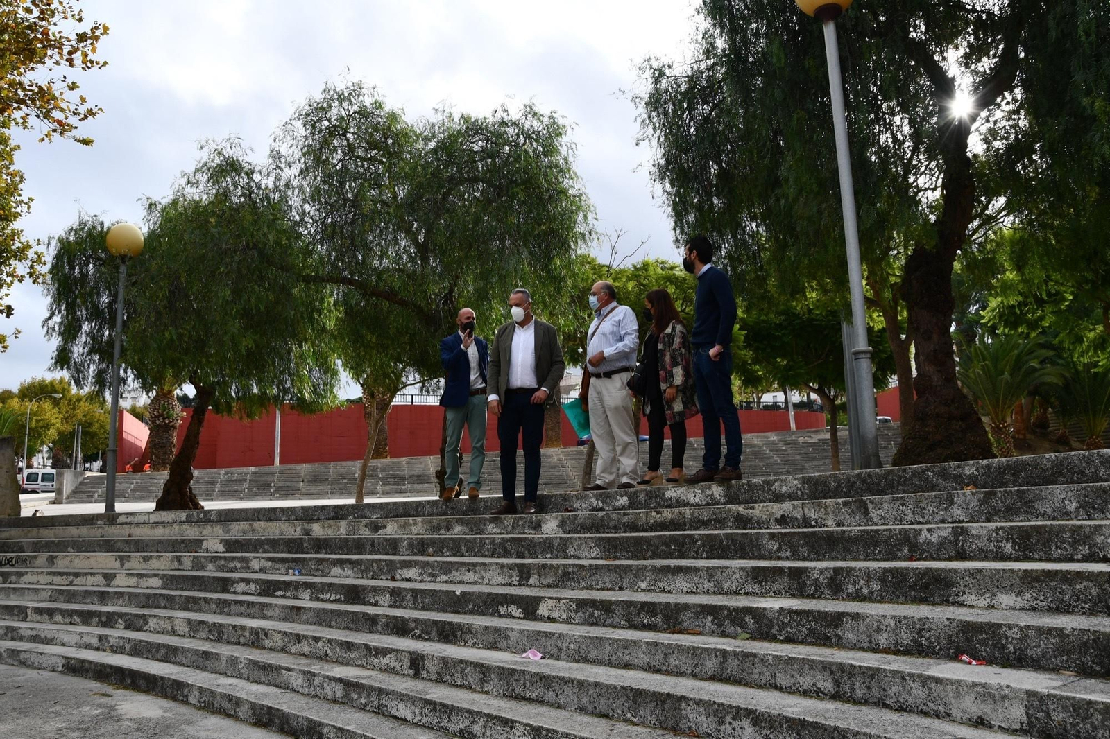 Las autoridades sanroqueñas, en el acceso al parque.