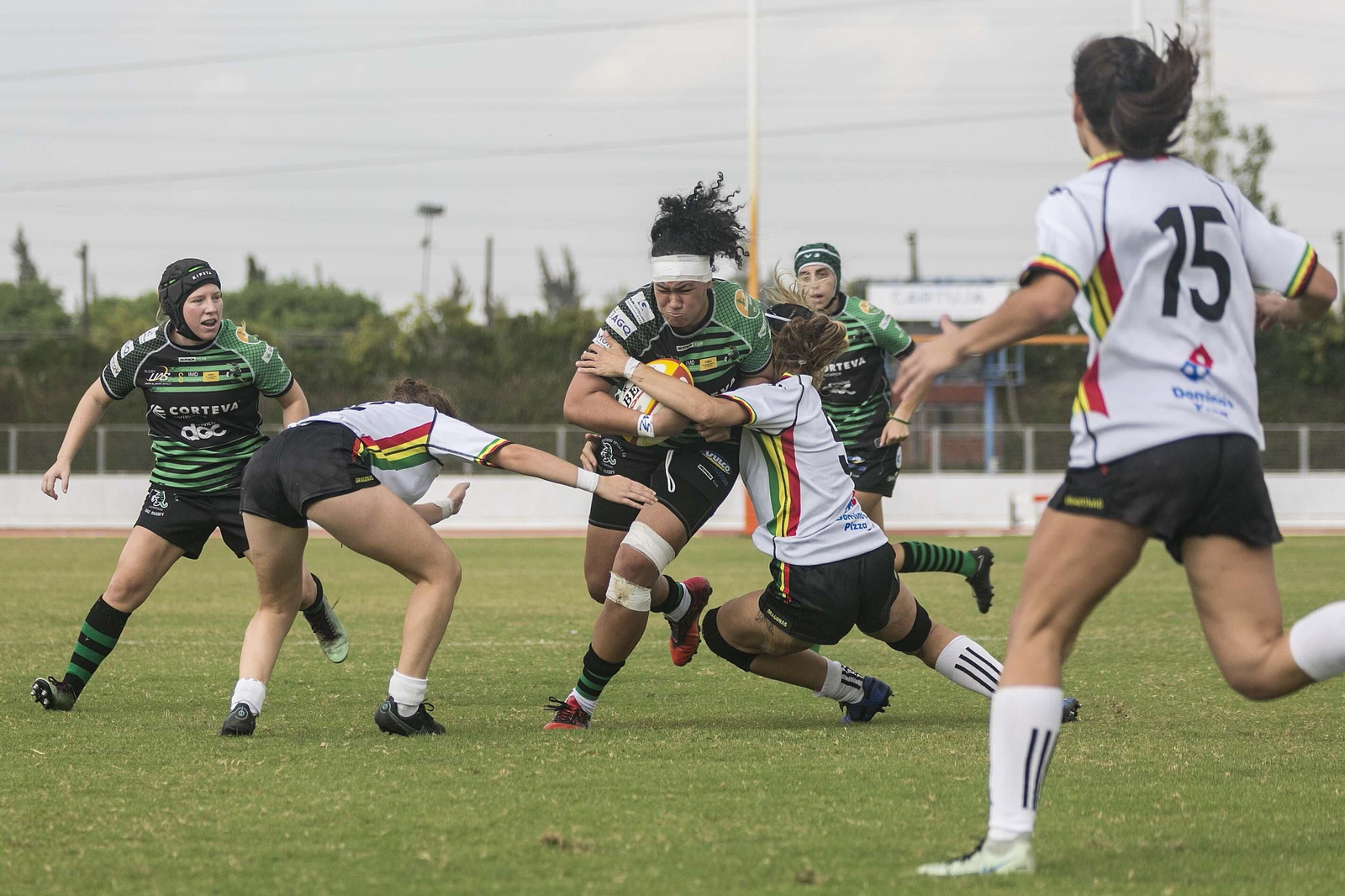 Jessica Sox trata de avanzar pese a ser placada por una rival.