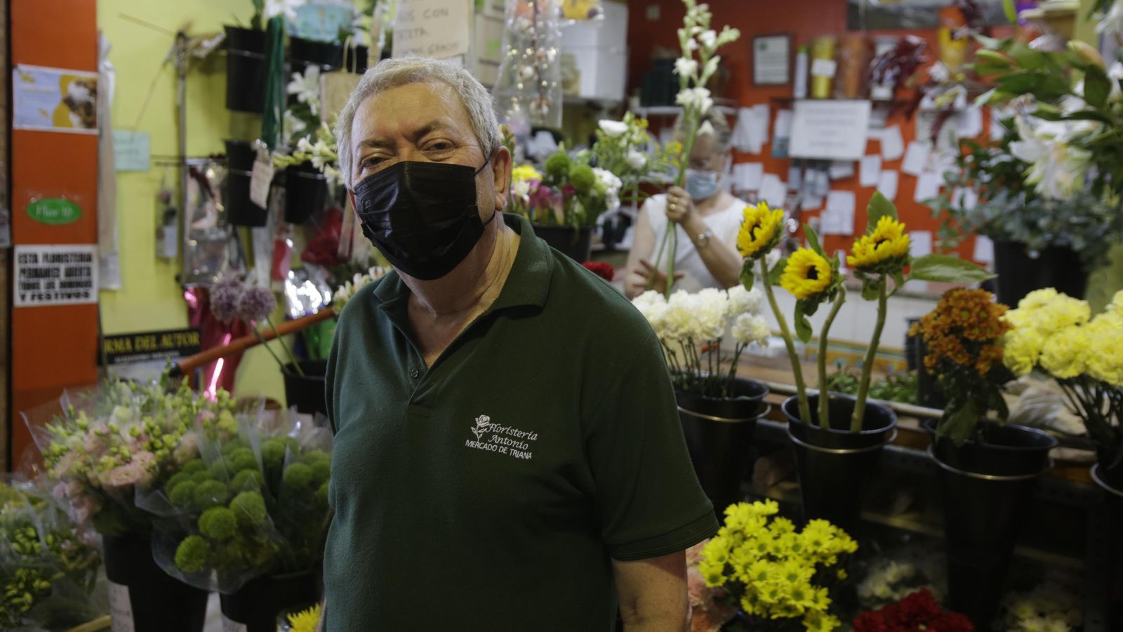 Antonio, de Floristería Antonio, en el Mercado de Triana.