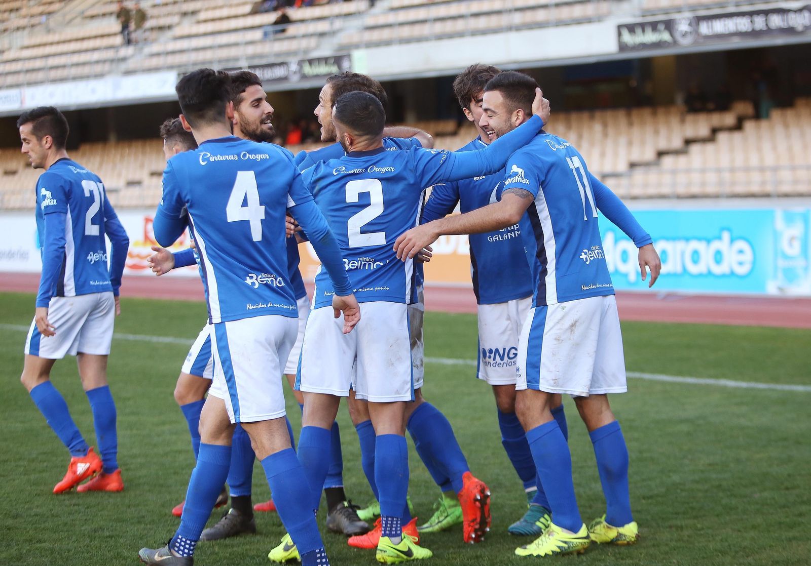Cuenca es felicitado tras su segundo gol el domingo en Chapín.