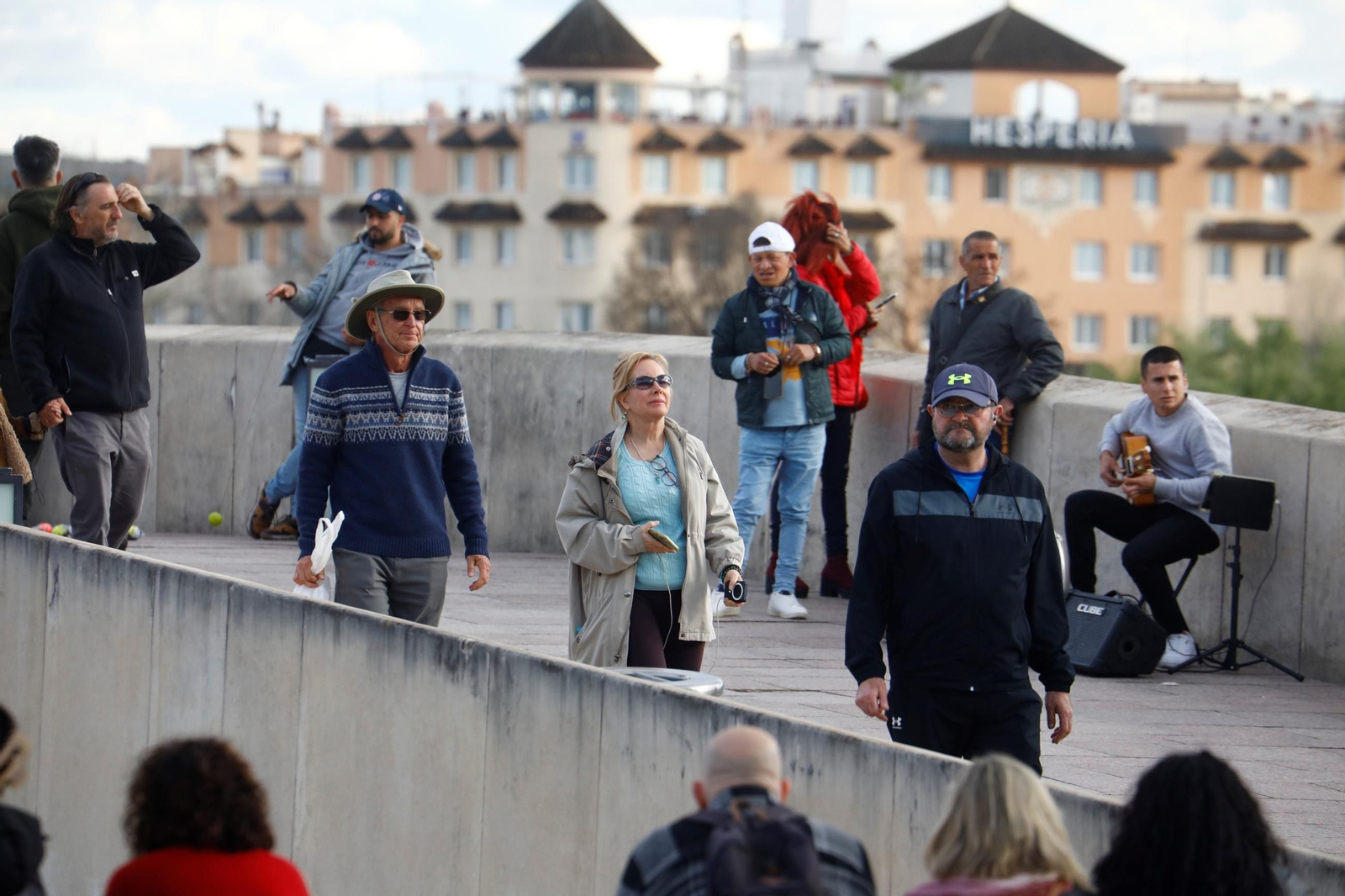 Los cordobeses se echan a la calle en un sábado soleado y sin lluvia, en imágenes