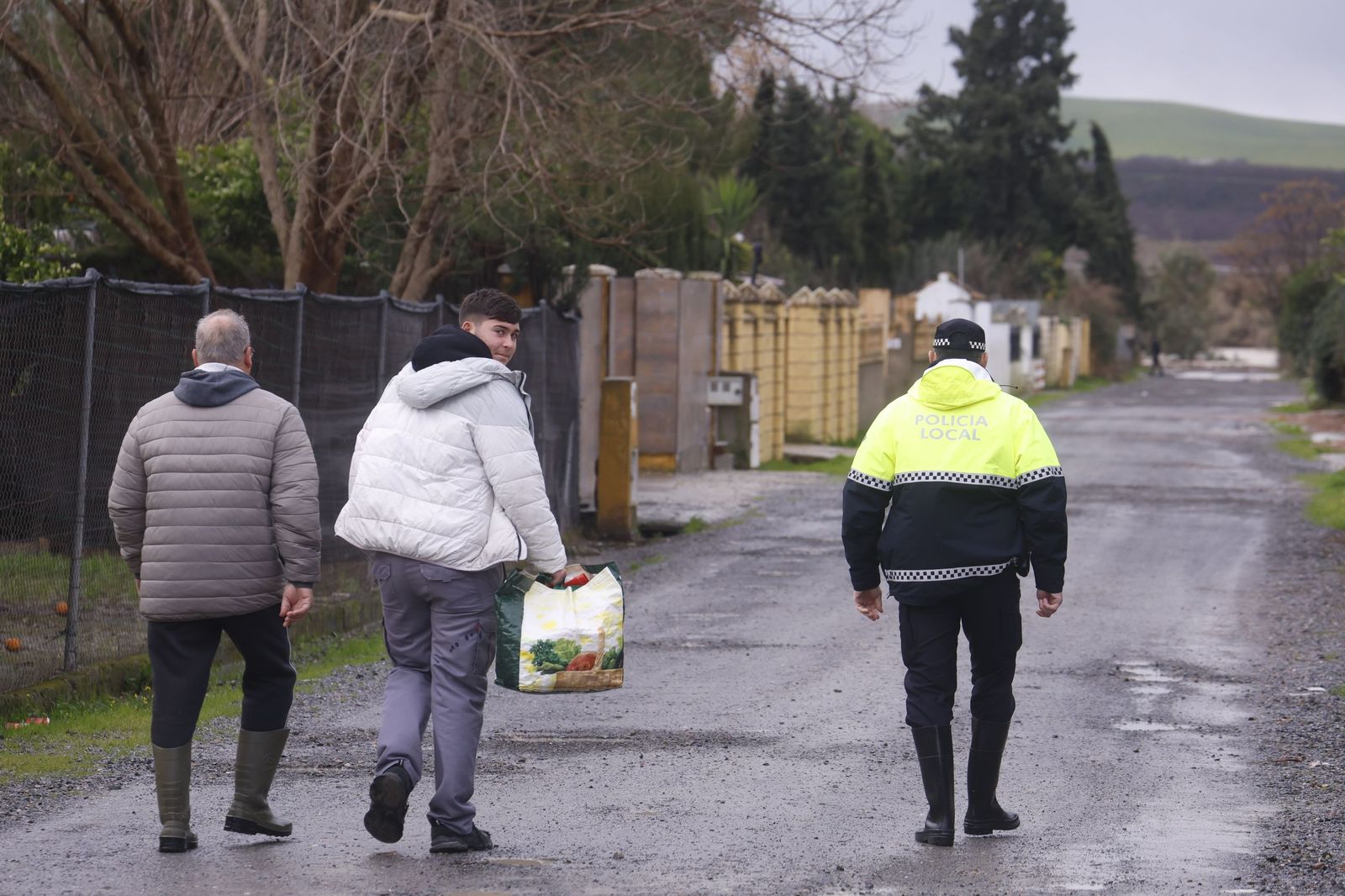 Los vecinos de Guadalvalle desalojan sus parcelas por la crecida del Guadalquivir, en imágenes