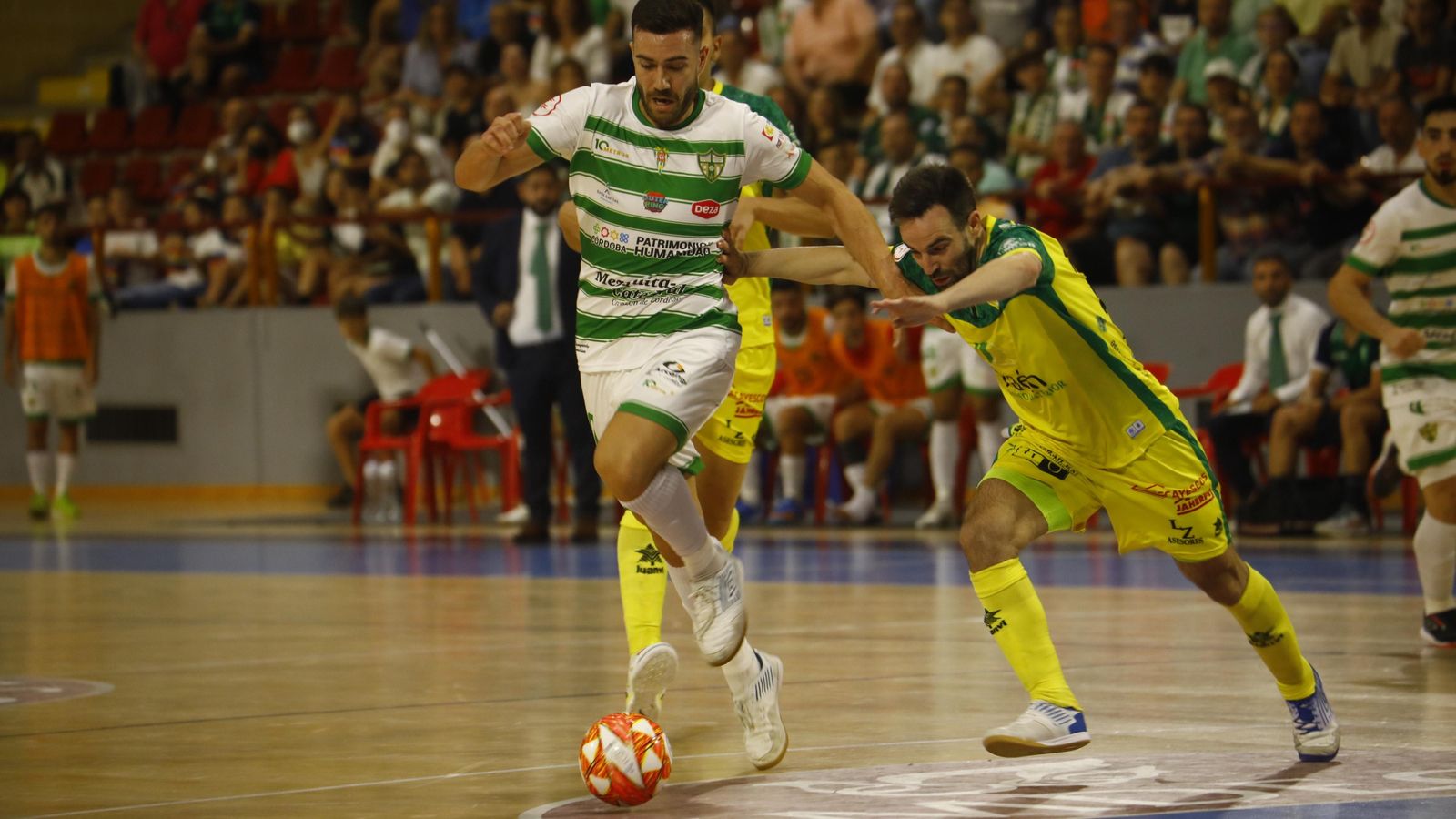 Saura circula el balón ante la presión de Míchel.