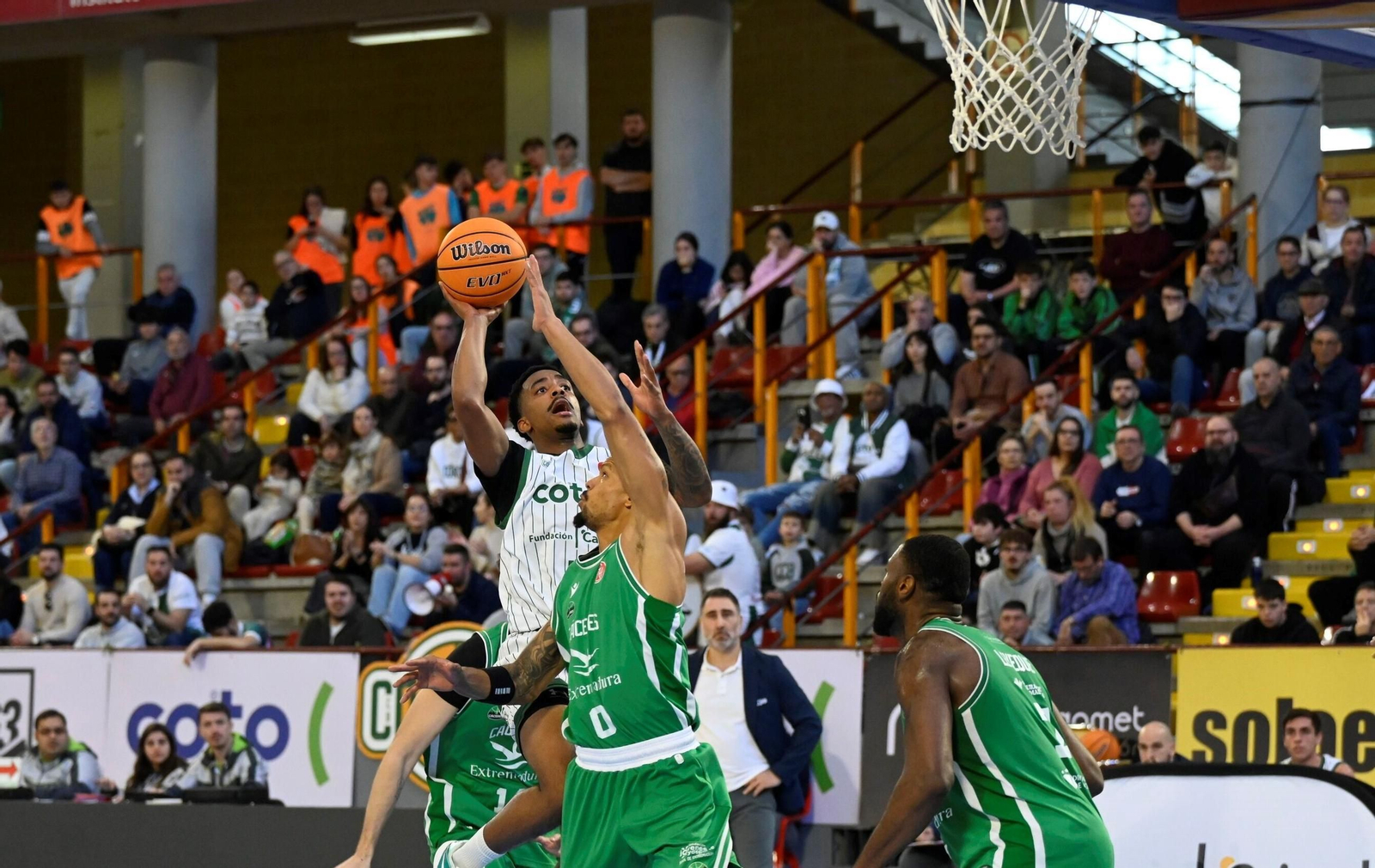 Black es presionado por varios rivales.