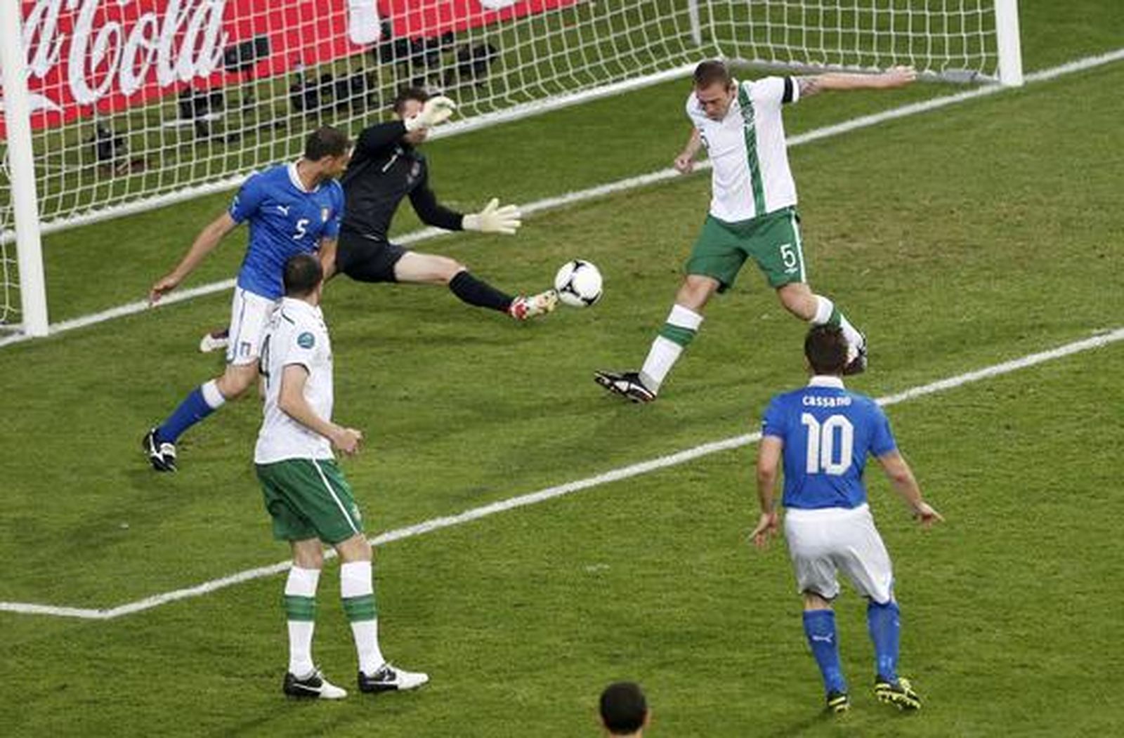 Italia vence a Irlanda con goles de Cassano y Balotelli.

Foto: Reuters
