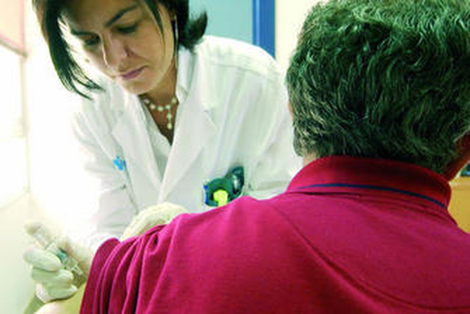 Un paciente recibe una vacuna contra el neumococo.