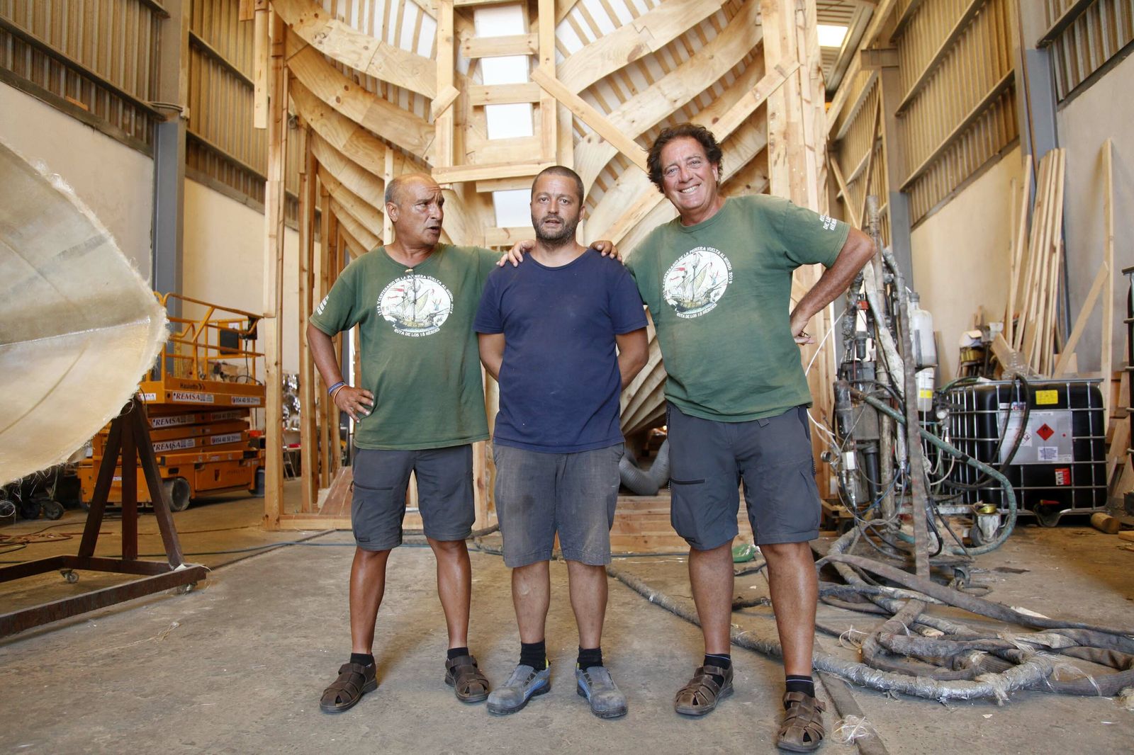 Carlos Pecker y Pepe Vozmediano en los astilleros de Punta Umbría.