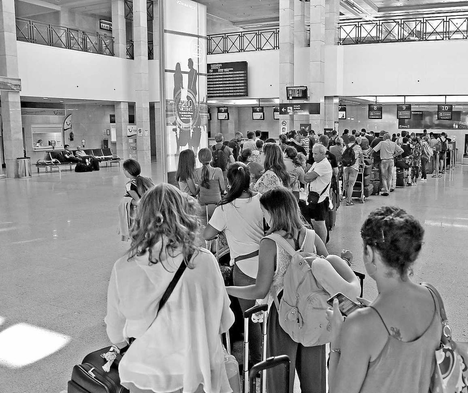 Imagen de pasajeros esperando para facturar en el aeropuerto este pasado agosto.