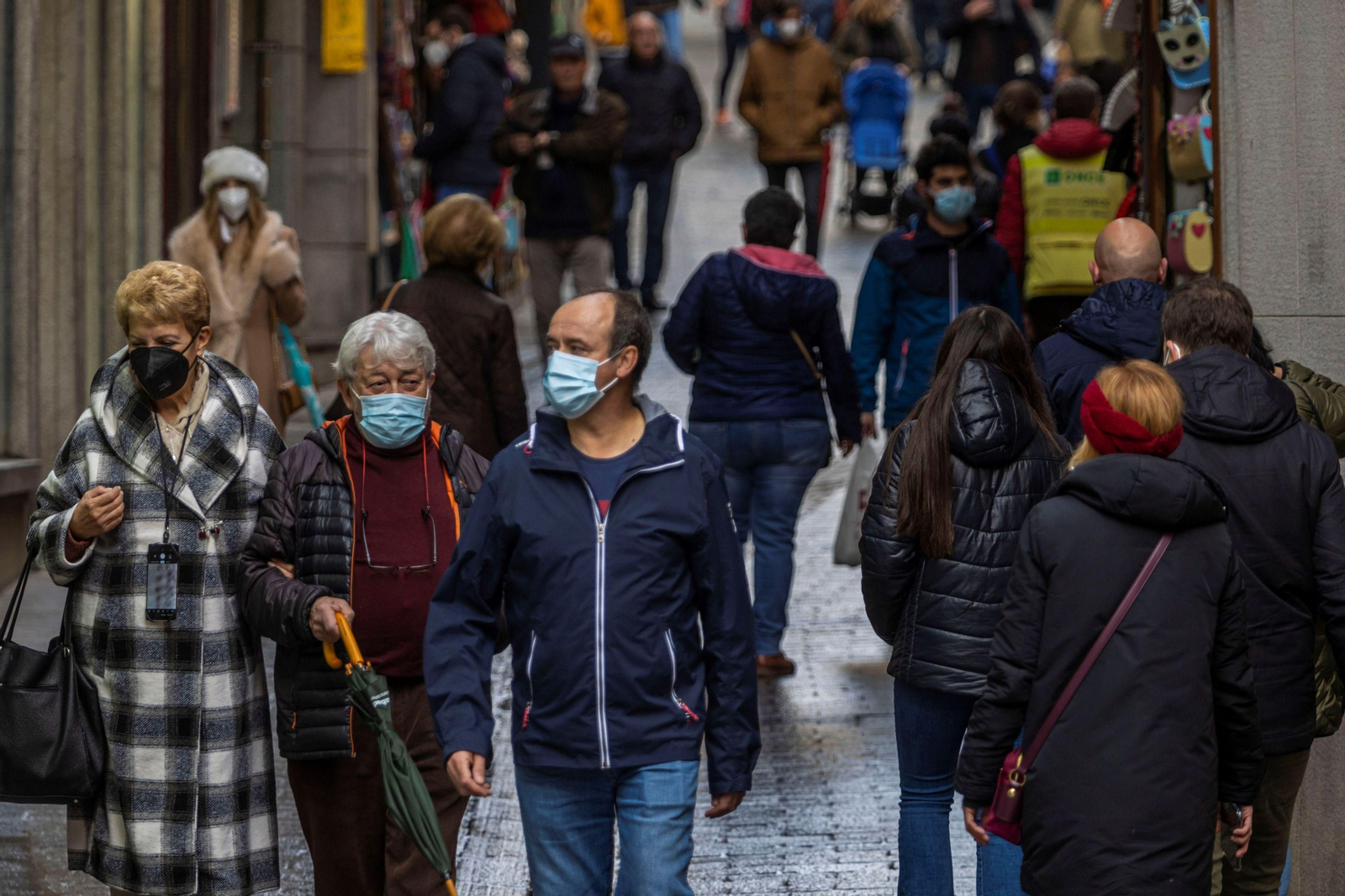 Transeúntes por la calle con mascarilla