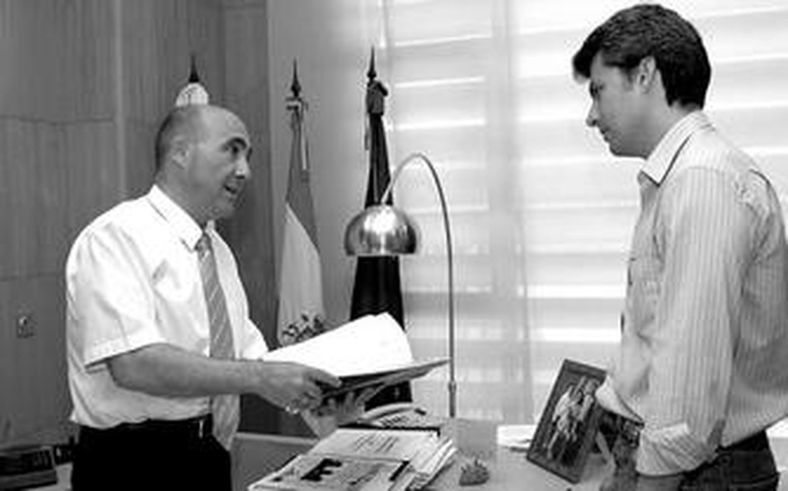 Francisco José Romero (d), portavoz del Gobierno local, con el alcalde de La Isla, Manuel de Bernardo.