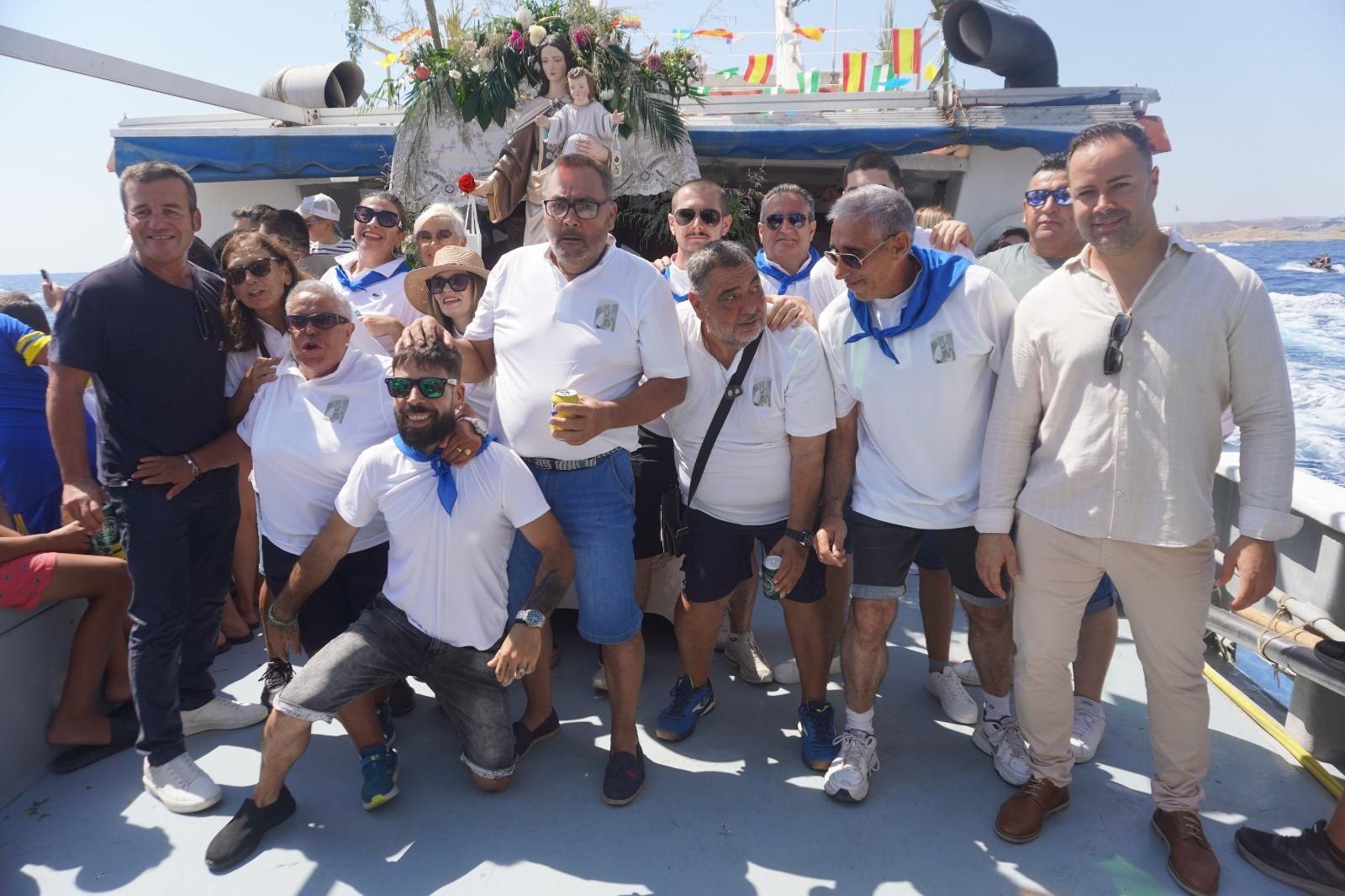 Alcalde y responsables carboneros junto a la Virgen del Carmen en el barco que la ha portado.
