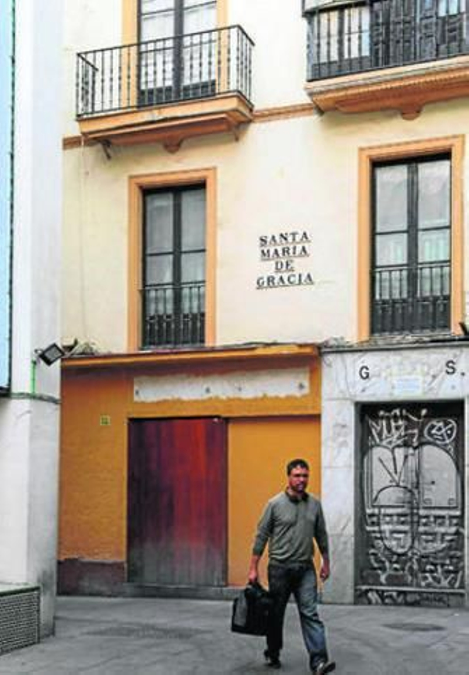 Entrada al restaurante La Reja ya sin el rótulo indentificativo.