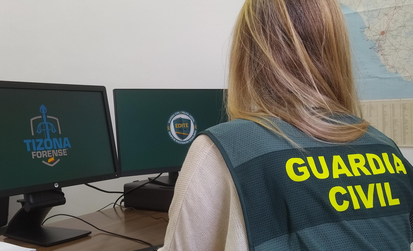 Una agente del equipo Edite de la Guardia Civil de Córdoba.