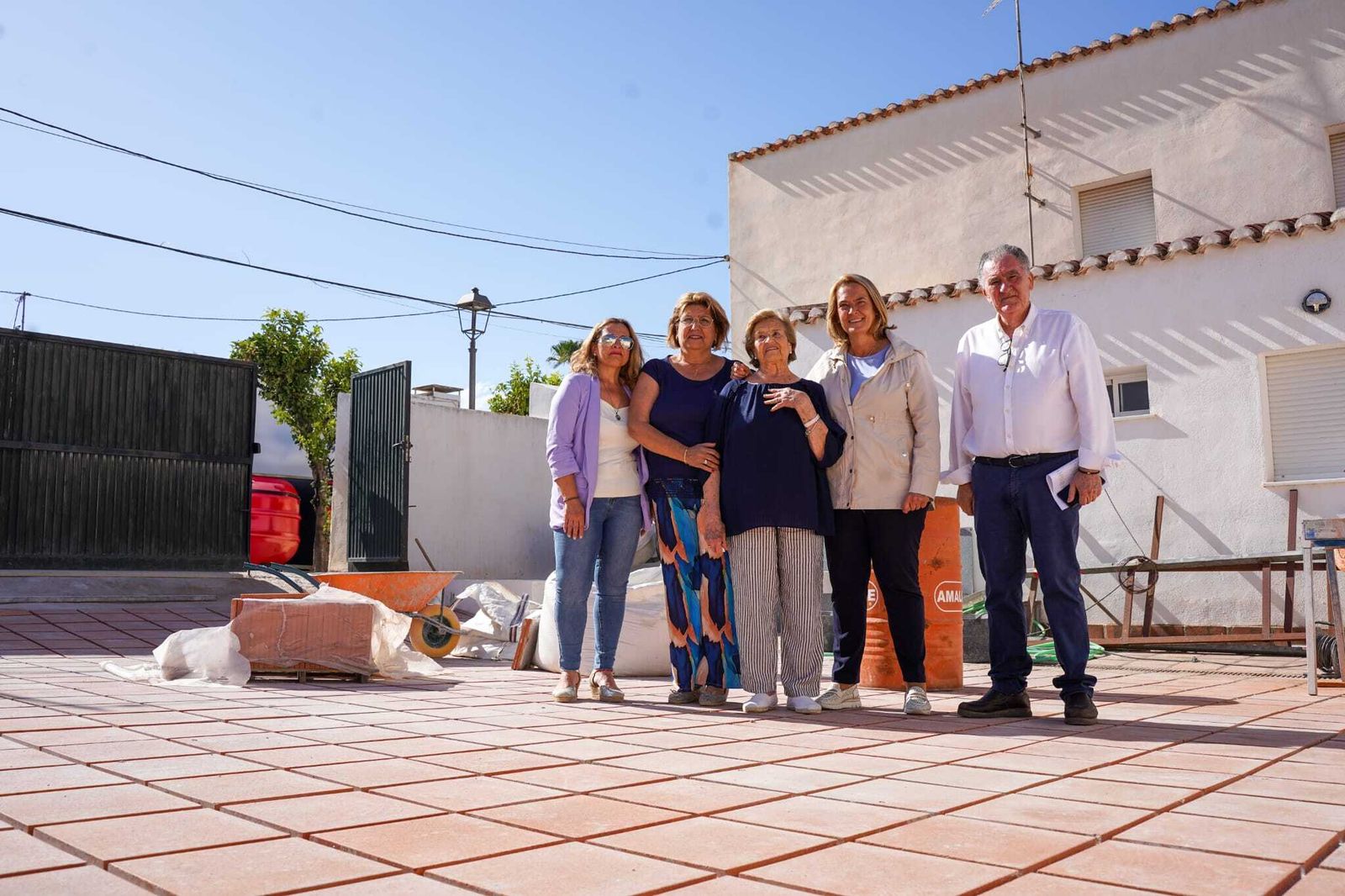 El Centro de Mayores de Puntalón renueva su patio gracias a otra actuación de los fondos del PFEA