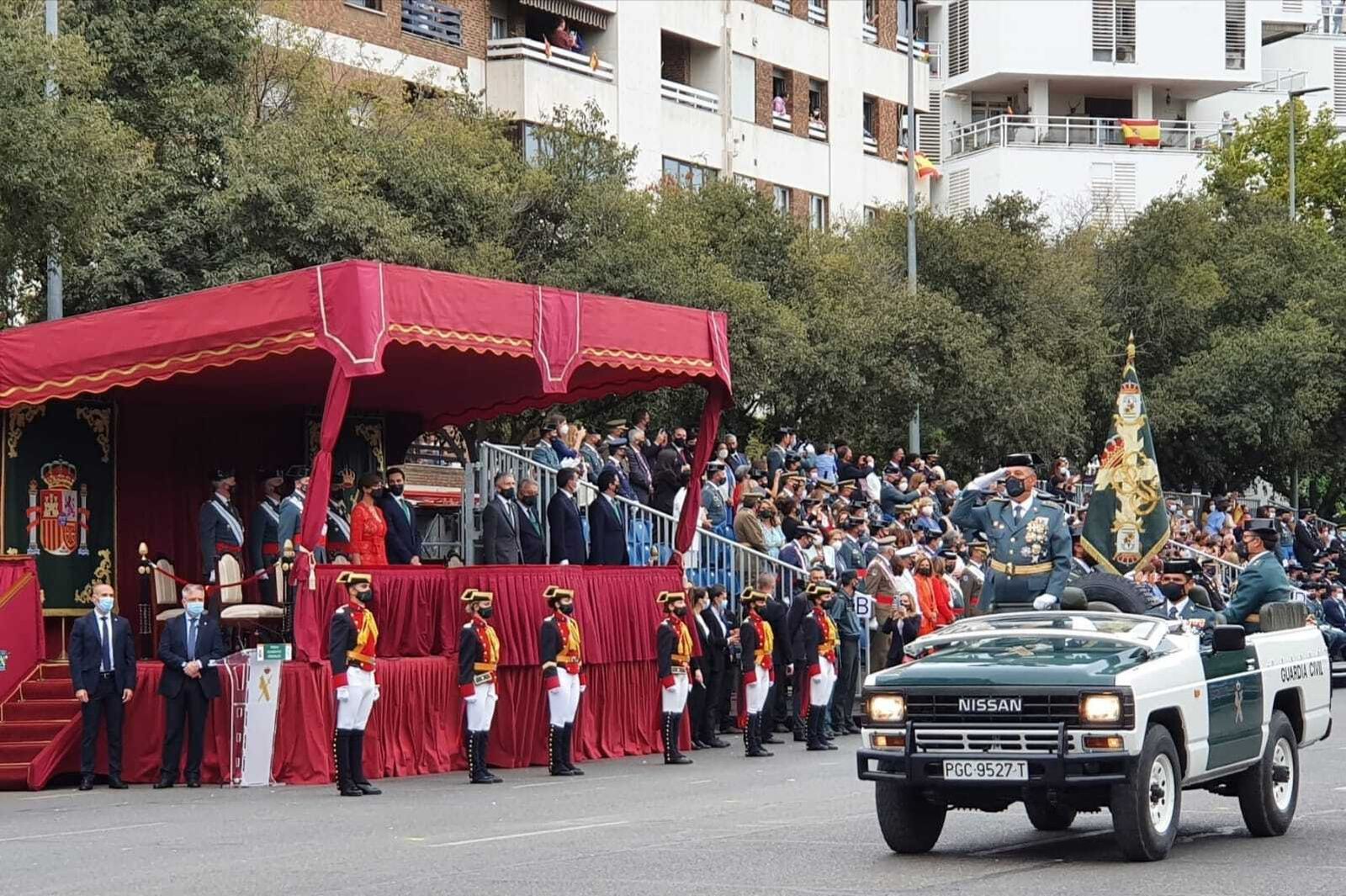 El coronel Núñez, a bordo del vehículo que abría el desfile de este domingo en Córdoba.