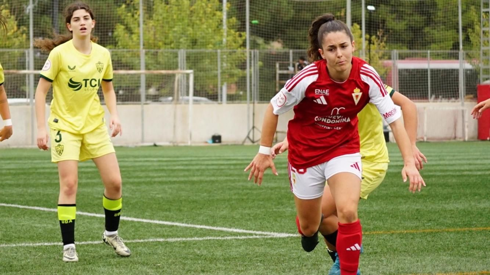 Una jugadora local busca hacerse con el poder del balón.