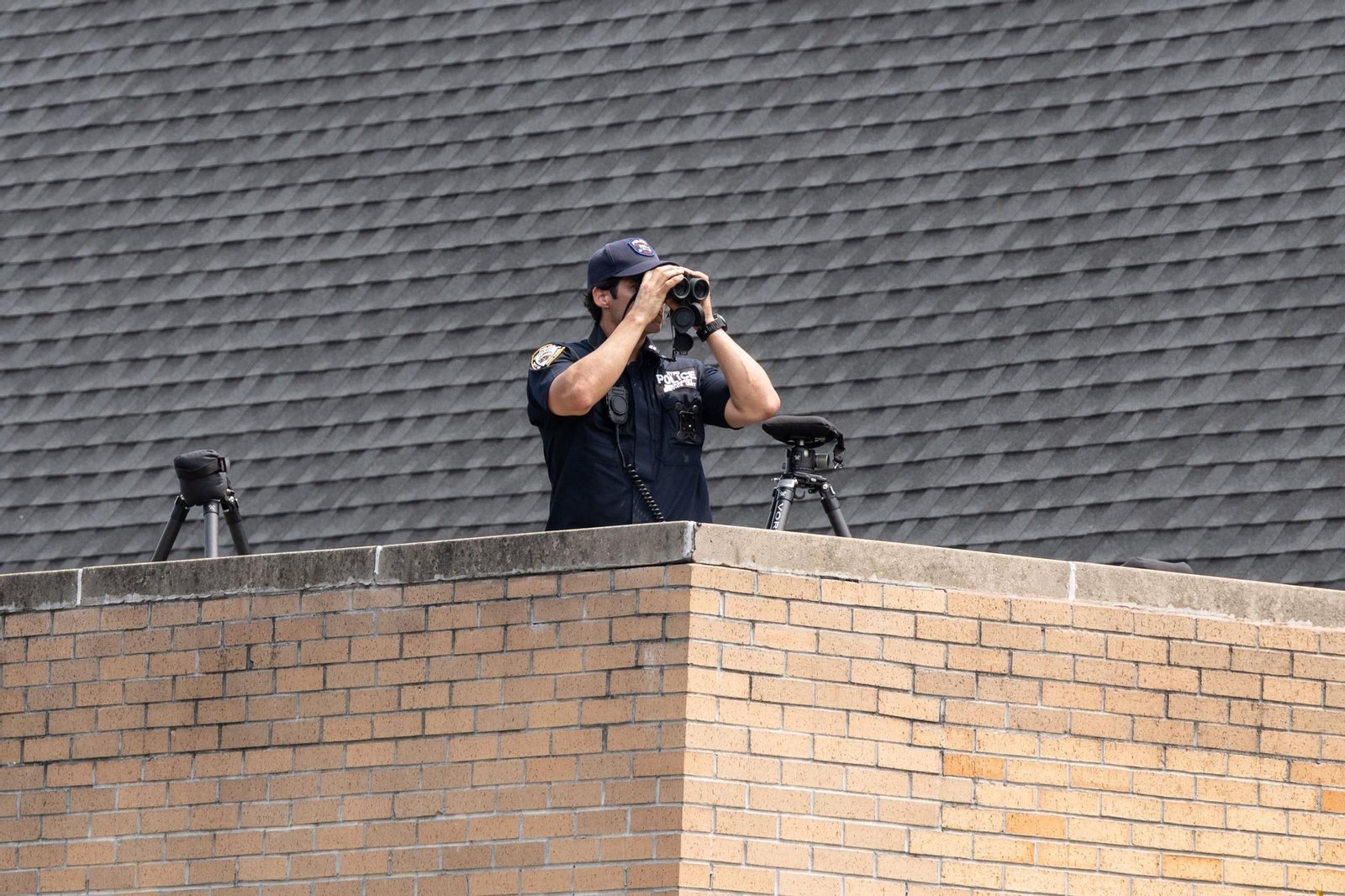 Un policía mira por unos prismáticos durante la búsqueda del autor de un tiroteo en Montana.