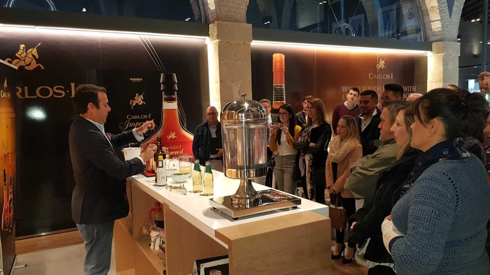 Iván Llanza durante la primera sesión práctica, enseñando a los alumnos la elaboración de ‘El mojito del Sur’.