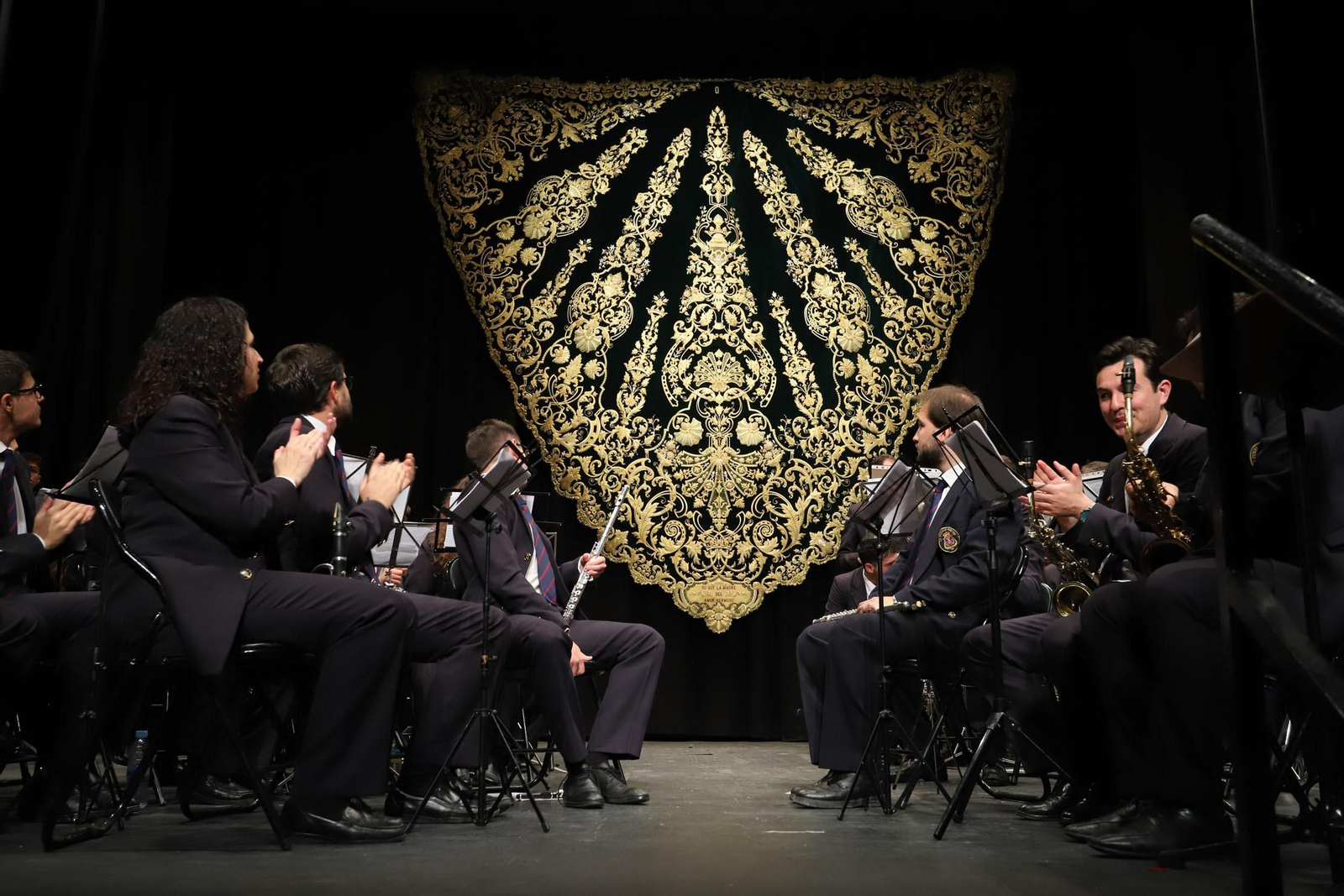 Presentan manto de la Virgen del Amor.