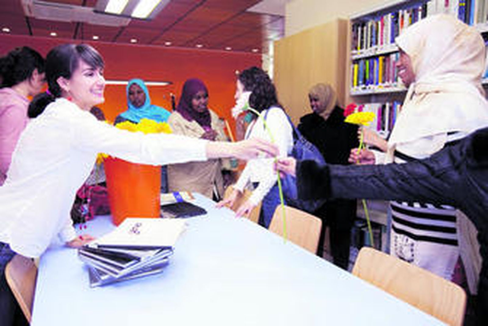 Olga Cuadrado, en la biblioteca especializada de la Fundación Tres Culturas.