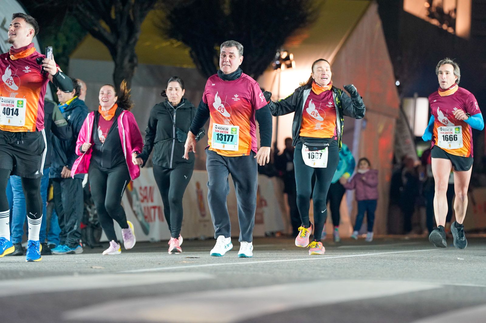 En imágenes: búscate en tu llegada a meta de la Carrera de San Antón 2026 (4)