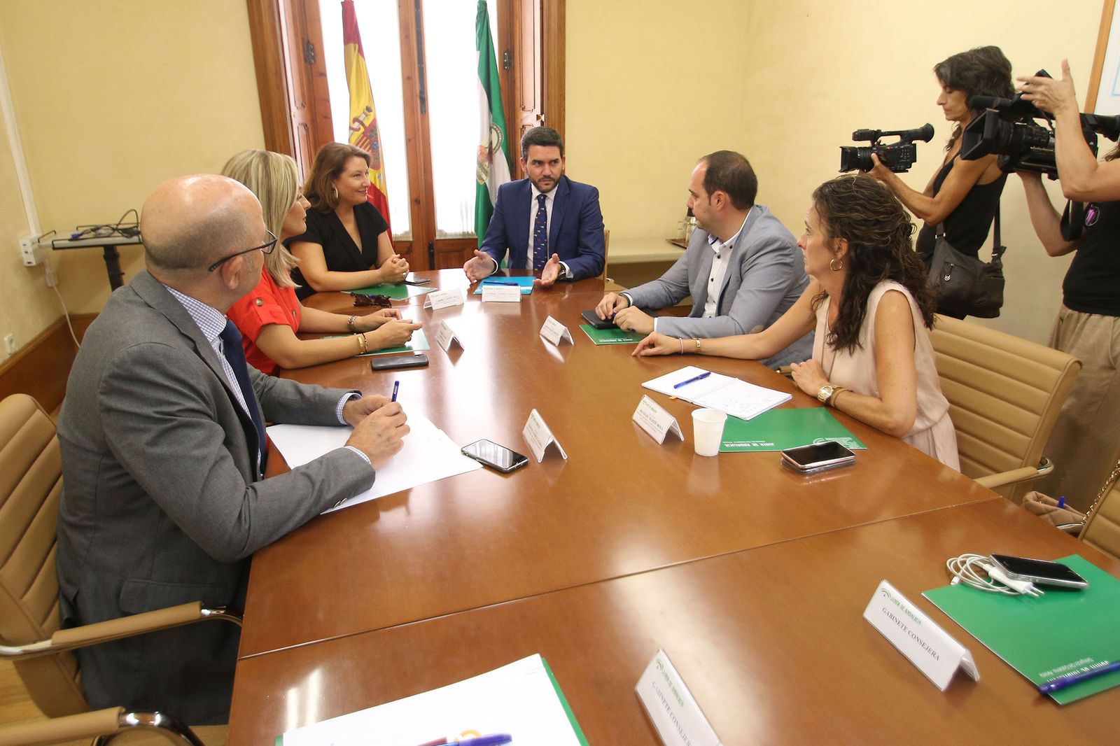 En el centro, Carmen Crespo, consejera de Agricultura de Andalucía, y Antonio Luengo, consejero de Agua, Agricultura, Ganadería, Pesca y Medio Ambiente de Murcia.