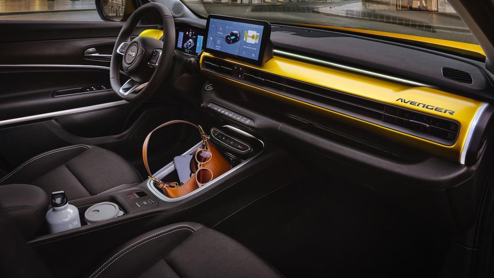 El salpicadero se caracteriza en esta versión por el color amarillo. Las dos pantallas son de serie.