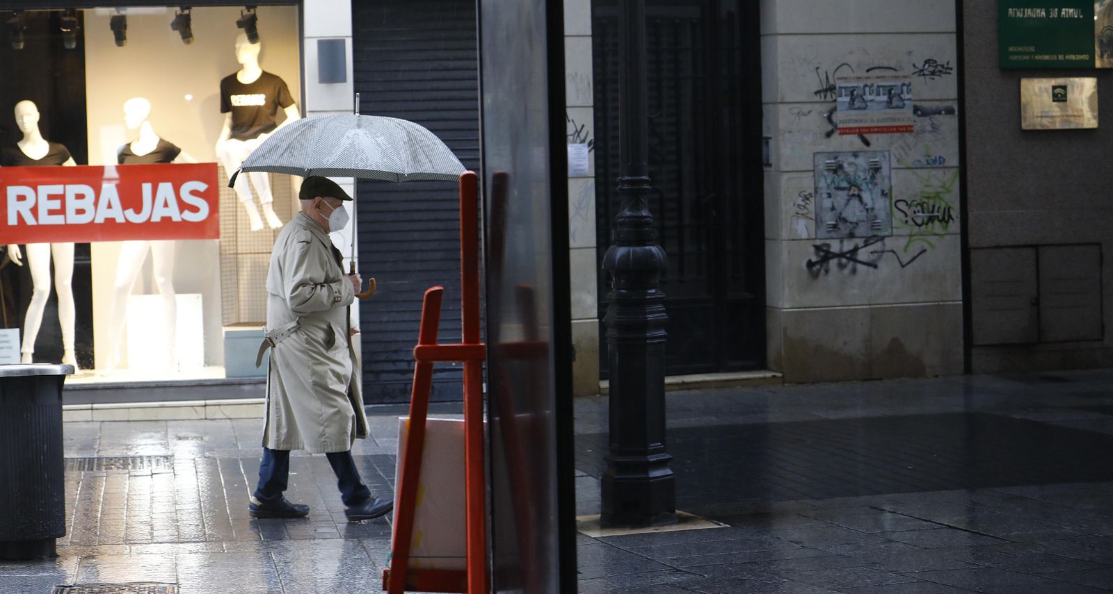 Fotografías: La lluvia protagoniza en Córdoba el inicio del cierre perimetral