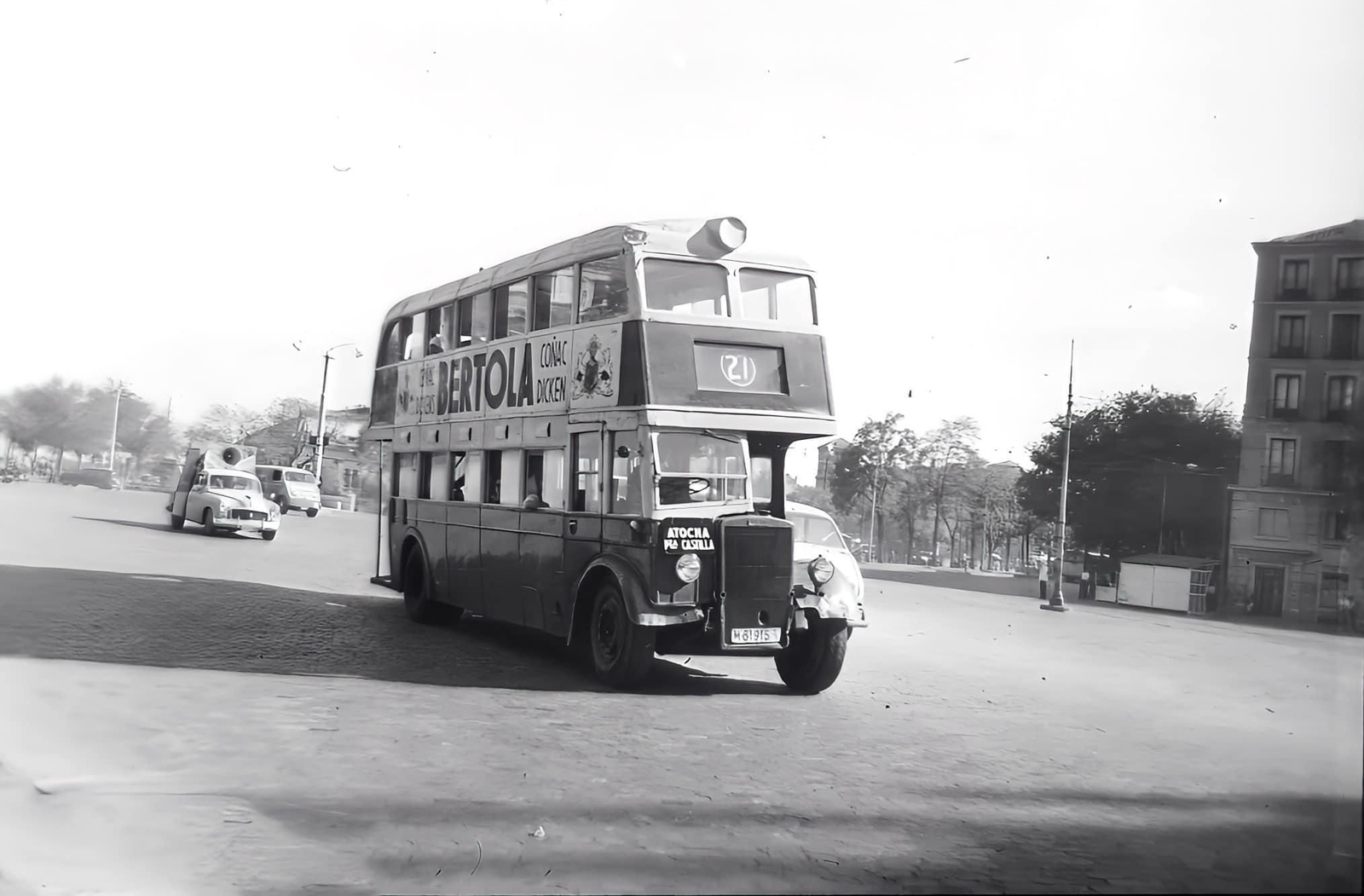 Bertola se pasea por Madrid en un viejo autobús.