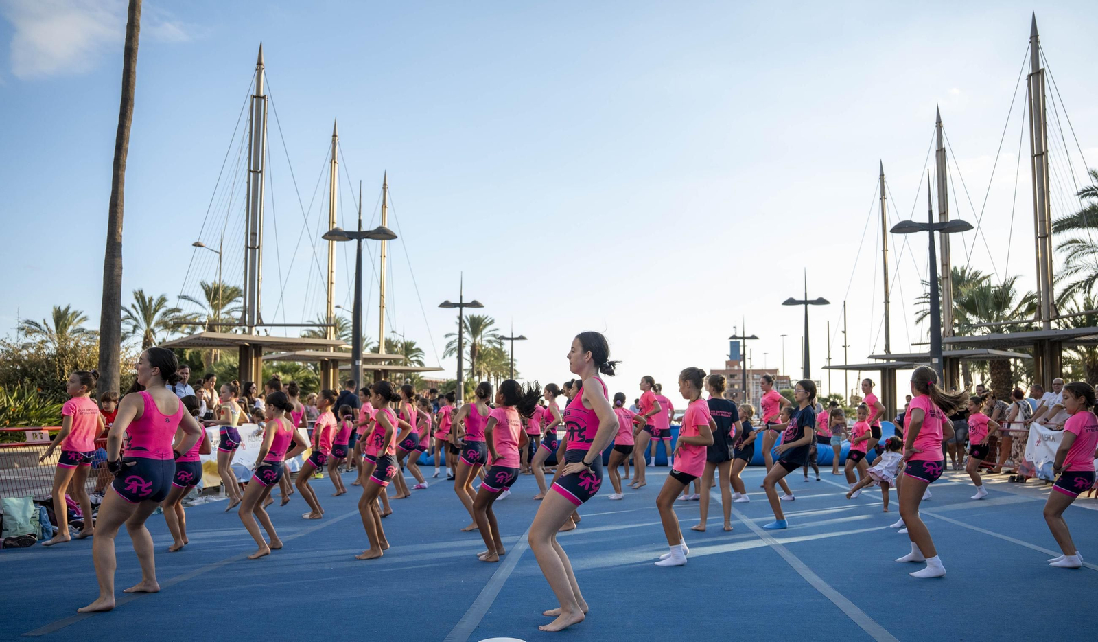 Los jugadores de la UDA Thalys y Andrés firman autógrafos