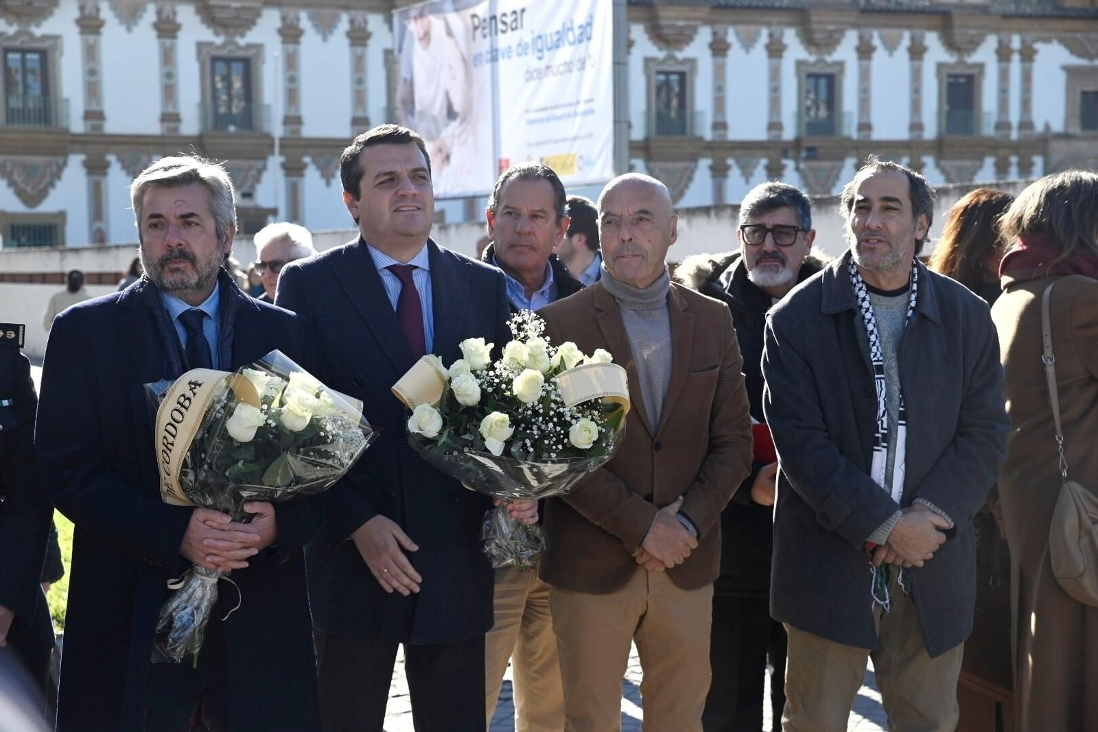 Las imágenes de la ofrenda floral a María de los Ángeles García y María Soledad Muñoz, policías locales asesinadas en acto de servicio en 1996.