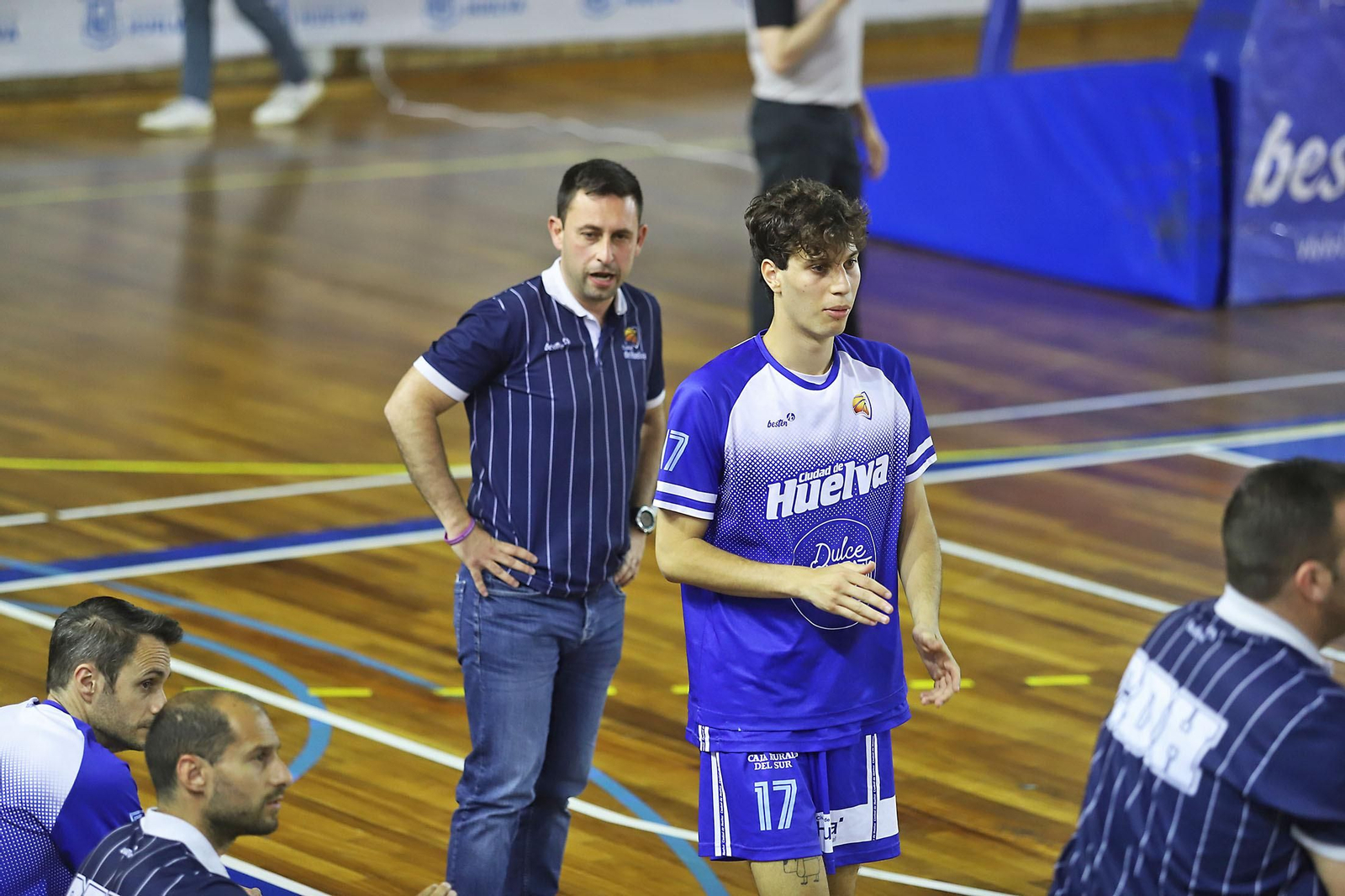 Imágenes del partido de baloncesto entre el Ciudad de Huelva y el Colegio El Pinar.