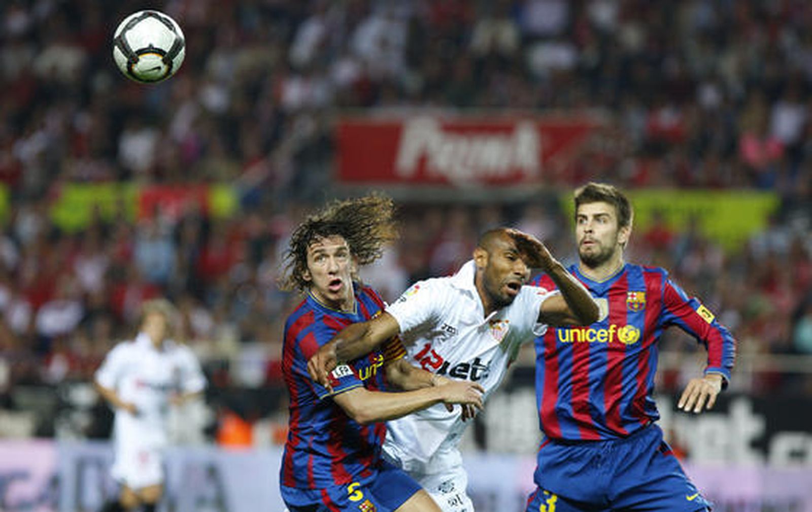 El Sevilla está más cerca de la Liga de Campeones pese a perder ante el Barcelona con diez jugadores por expulsión de Konko. / Antonio Pizarro