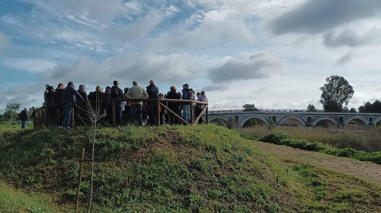 Multitudinaria visita guiada al puente de Cartuja en Jerez