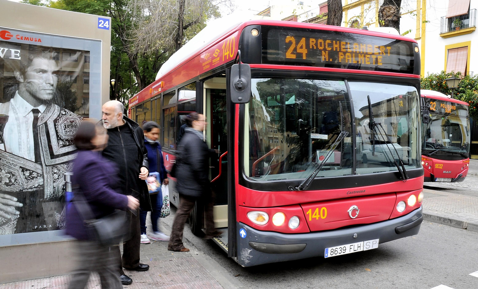 Usuarios subiéndose a un autobús de Tussam