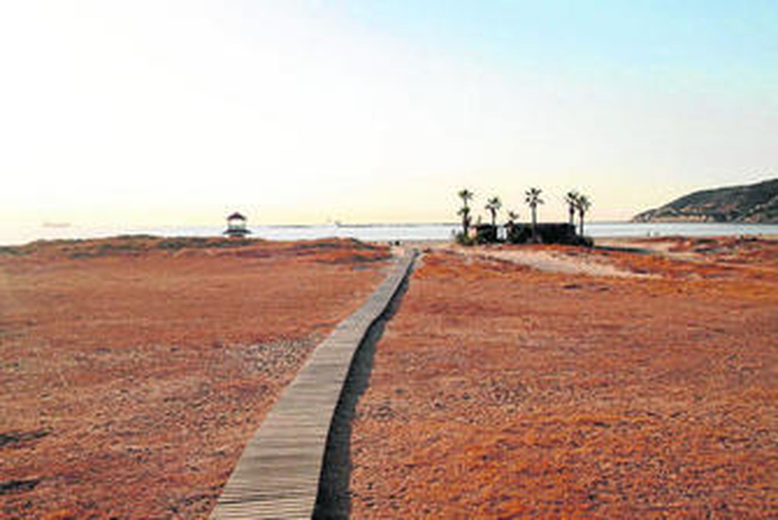 Fotografía de la zona de la playa de Getares donde se solían montar los chiringuitos.