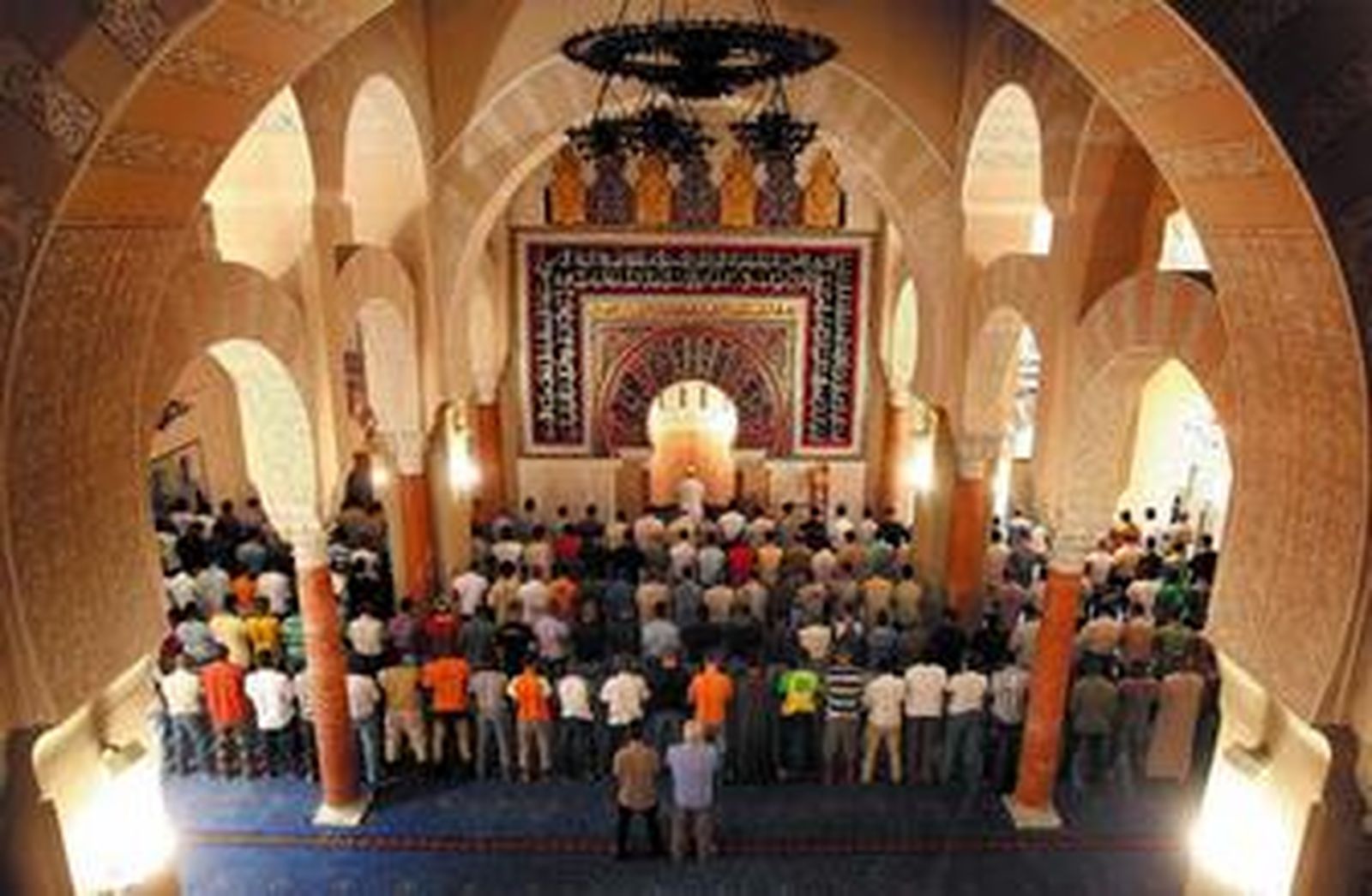 La sala de rezo, ayer, durante la oración especial del ramadán.