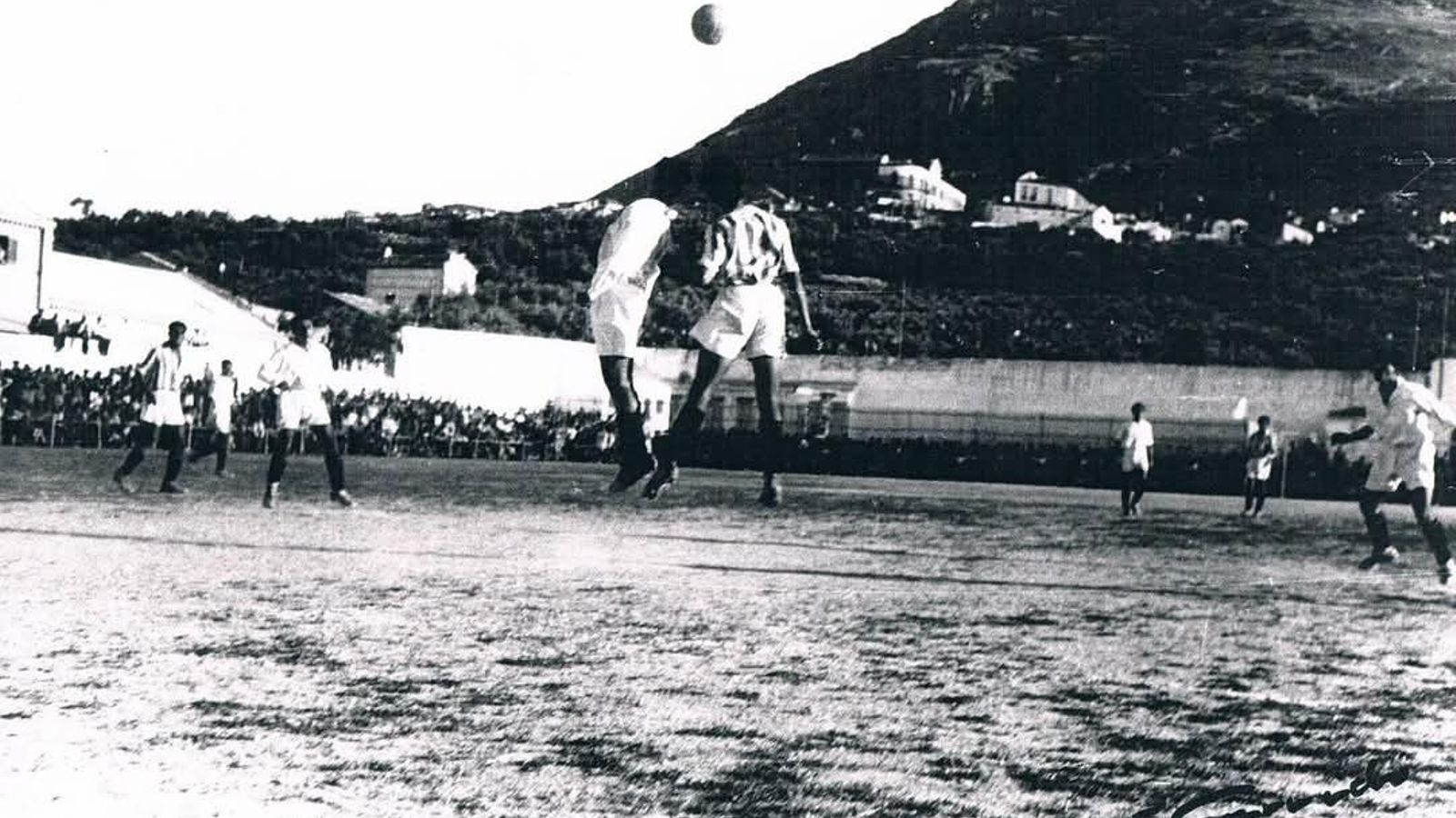 Stadium Peñamefécit,  al fondo Castillo de Santa Catalina antes de la repoblación de pinos.