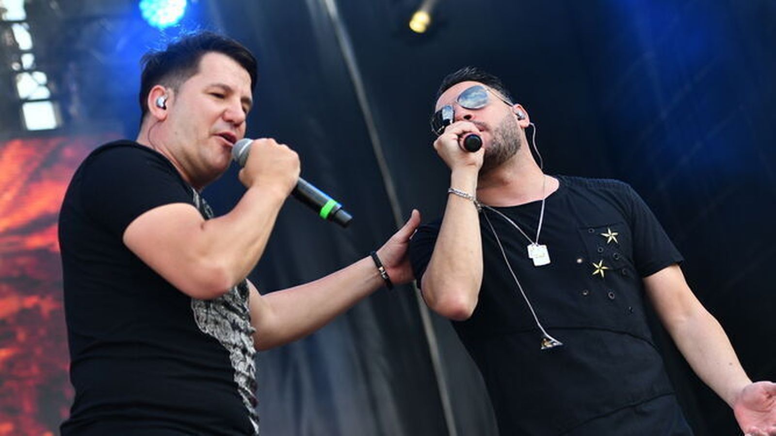 Andy y Lucas durante un concierto