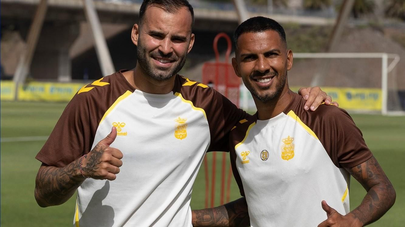 Jesé Rodríguez y Jonathan Viera posan sonrientes tras un entrenamiento.