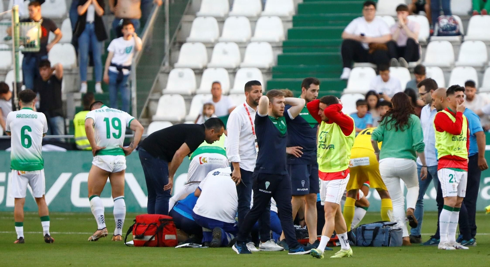 Los jugadores del Córdoba CF, en shock, mientras los servicios médicos atienden a Dragisa Gudelj.