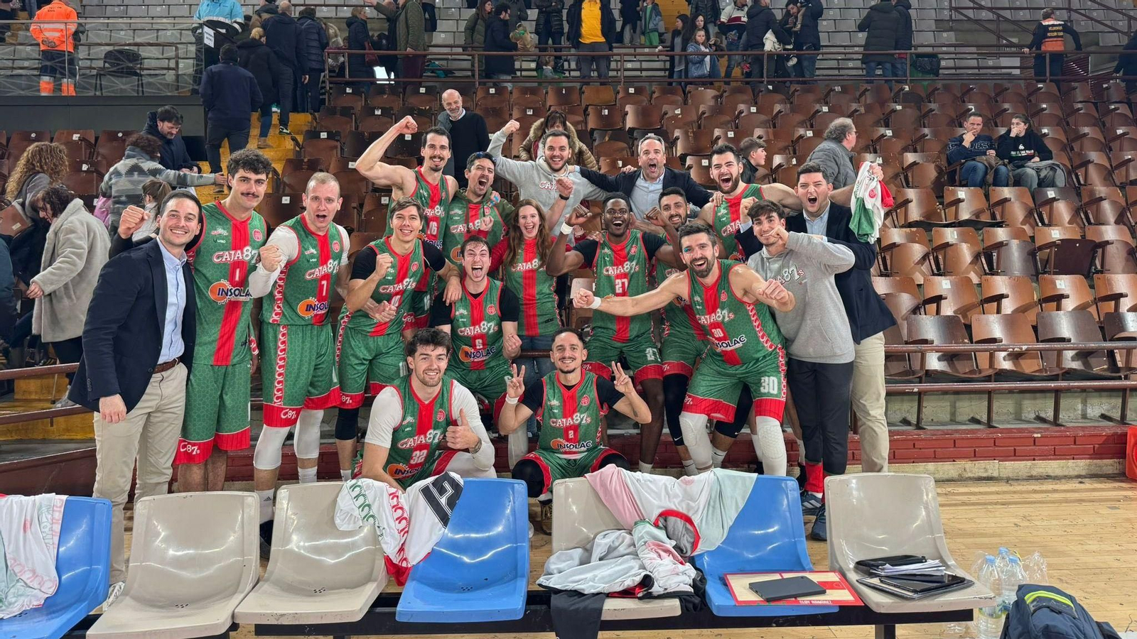 Los jugadores del Caja 87 celebran la victoria tras ganar en León