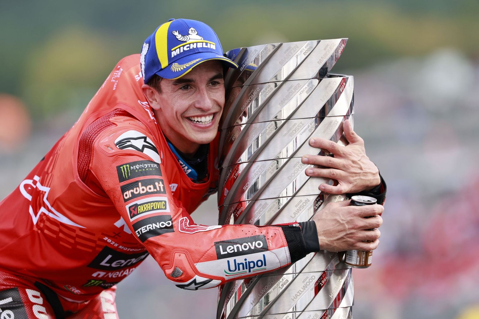 Marc Márquez cerró 2025 como campeón del mundo de MotoGP por séptima vez en la categoría reina —igualando el récord de Valentino Rossi— y novena en total, tras una temporada en la que conquistó el título con el Ducati Lenovo Team en el Gran Premio de Japón, donde un segundo puesto le bastó para coronarse matemáticamente con varias carreras por delante. El piloto español logró 11 victorias en Grandes Premios, 14 en sprints y un récord de puntos en la era sprint.