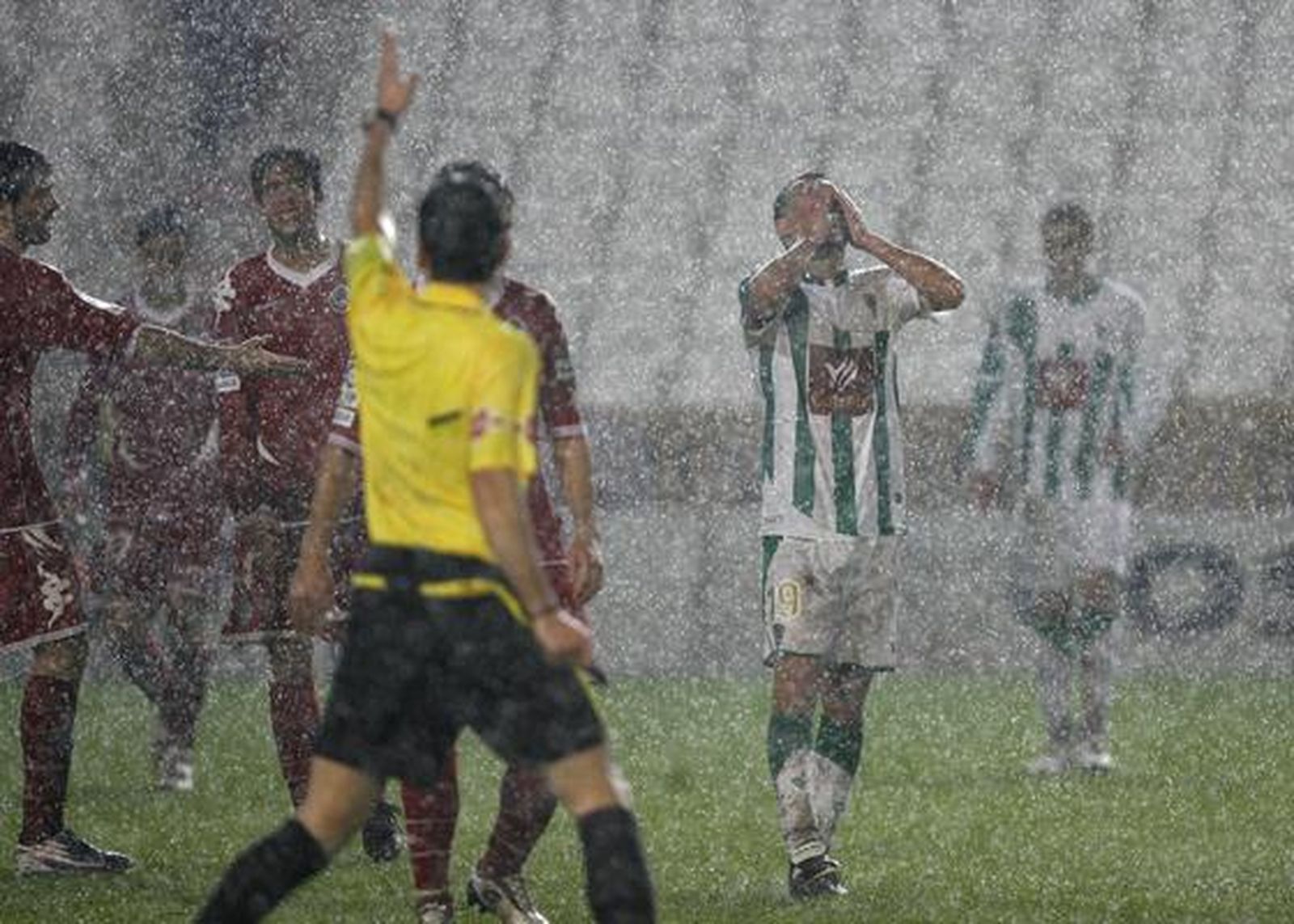 El Córdoba vence al Valladolid 1-0 bajo un diluvio en el Arcángel. / José Martínez