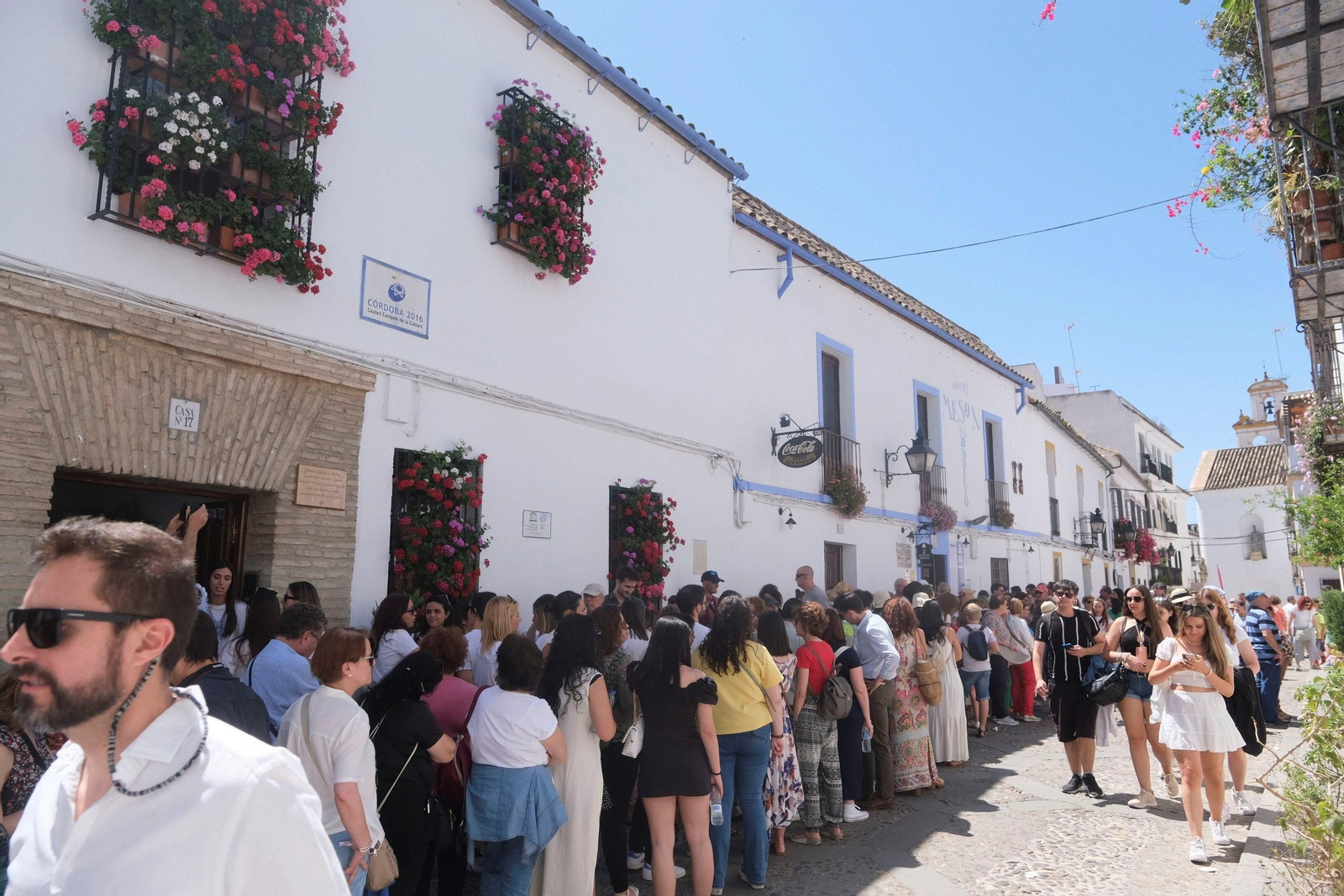 Turistas esperan para entrar en los Patios de Córdoba. Turistas esperan para entrar en los Patios de Córdoba.
