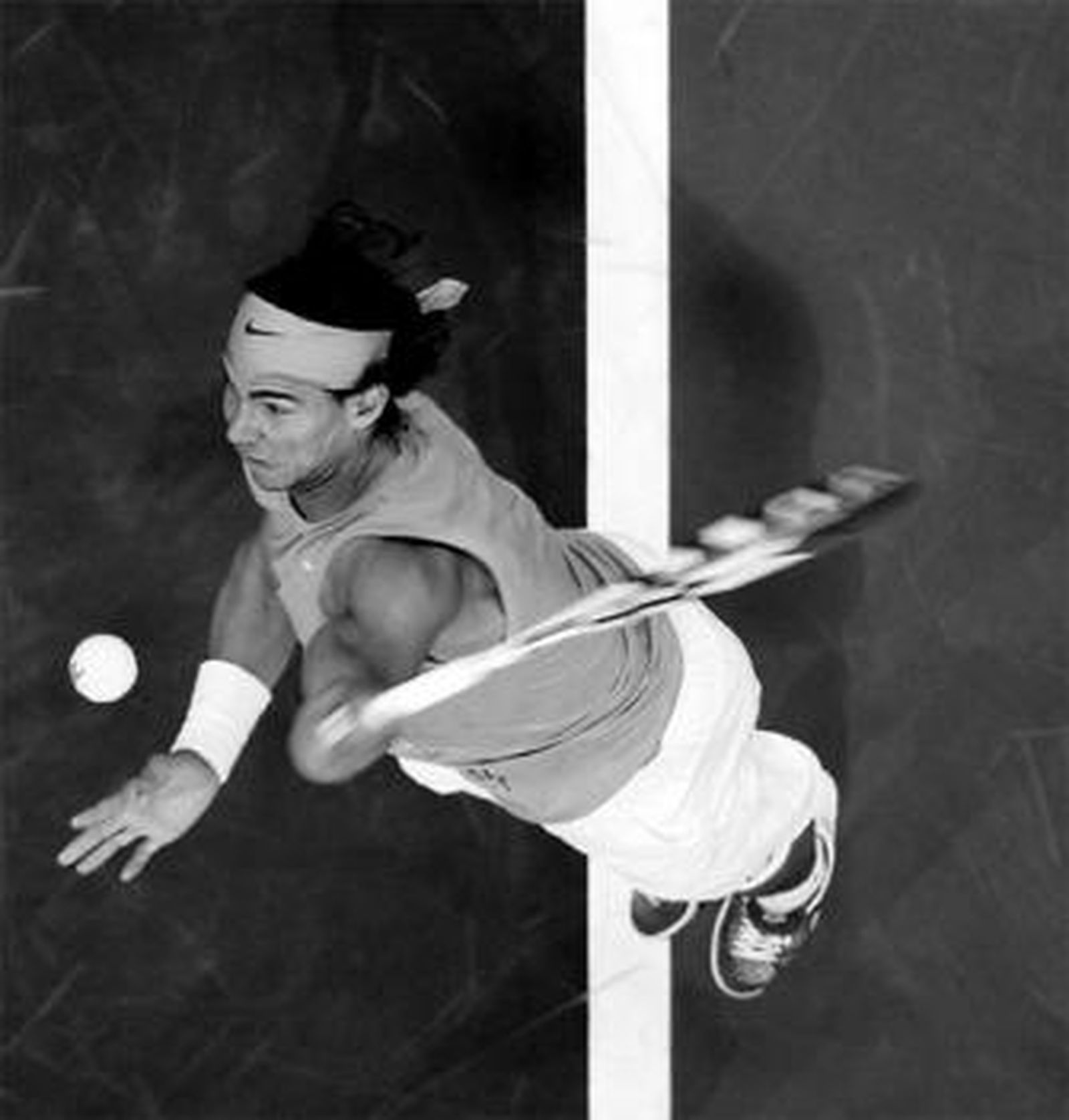 Nadal realiza un saque en el partido de dobles de ayer.